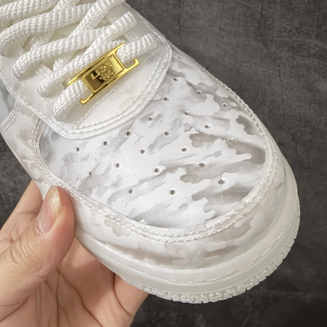 图片[10]-【纯原版】Nike Air Force 1 \”Beijing\” 勒布朗·詹姆斯限定联名 空军一号低帮休闲板鞋 IQ5373-100  #鞋面采用独特玉石迷彩纹理，细腻面料兼顾柔韧与耐穿，冰玉质感中底辨识度十足，夜光效果加持氛围感直接拉满，专属LBJ皇冠、鎏金标识点缀鞋身，细节满满自带收藏属性，上脚脚感柔软回弹，日常通勤、潮流穿搭都能轻松驾驭，男女同款适配多种穿搭风格，是潮流玩家不可错过的限定好物。  尺码：36 36.5 37.5 38 38.5 39 40 40.5 41 42 42.5 43 44 44.5 45-选品中心