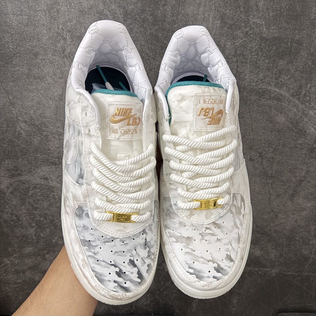 图片[2]-【纯原版】Nike Air Force 1 \”Beijing\” 勒布朗·詹姆斯限定联名 空军一号低帮休闲板鞋 IQ5373-100  #鞋面采用独特玉石迷彩纹理，细腻面料兼顾柔韧与耐穿，冰玉质感中底辨识度十足，夜光效果加持氛围感直接拉满，专属LBJ皇冠、鎏金标识点缀鞋身，细节满满自带收藏属性，上脚脚感柔软回弹，日常通勤、潮流穿搭都能轻松驾驭，男女同款适配多种穿搭风格，是潮流玩家不可错过的限定好物。  尺码：36 36.5 37.5 38 38.5 39 40 40.5 41 42 42.5 43 44 44.5 45-选品中心
