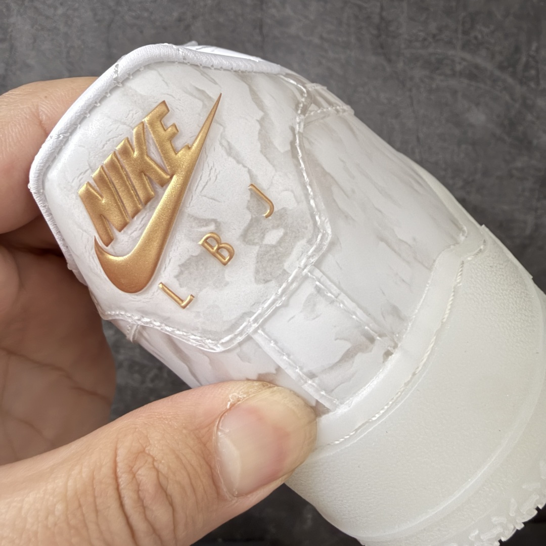图片[7]-【纯原版】Nike Air Force 1 \”Beijing\” 勒布朗·詹姆斯限定联名 空军一号低帮休闲板鞋 IQ5373-100  #鞋面采用独特玉石迷彩纹理，细腻面料兼顾柔韧与耐穿，冰玉质感中底辨识度十足，夜光效果加持氛围感直接拉满，专属LBJ皇冠、鎏金标识点缀鞋身，细节满满自带收藏属性，上脚脚感柔软回弹，日常通勤、潮流穿搭都能轻松驾驭，男女同款适配多种穿搭风格，是潮流玩家不可错过的限定好物。  尺码：36 36.5 37.5 38 38.5 39 40 40.5 41 42 42.5 43 44 44.5 45-选品中心