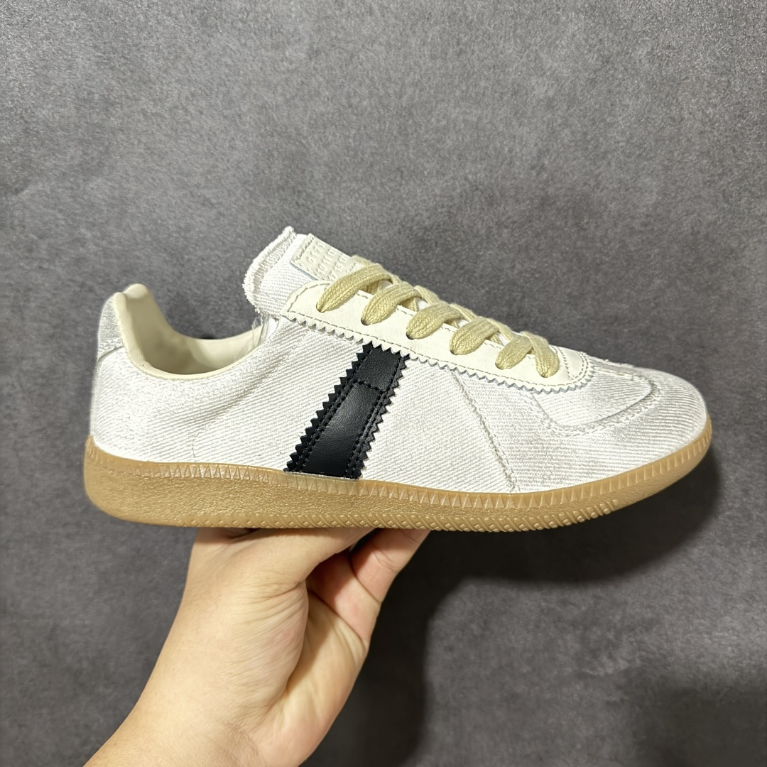 【YH版本】Maison Margiela MM6梅森马吉拉Replica 休闲低帮德训鞋 性价比跑量 高端工艺盒 原盒配件 采用布面和皮革拼接,橡胶底耐磨防滑,打造欧美时尚。该鞋款的外观设计走在时尚前沿,其独特的风格款式构成了品牌身份重要的一部分。 尺码: 35 36 37 38 39 40 41 42 43 44 45 46-选品中心