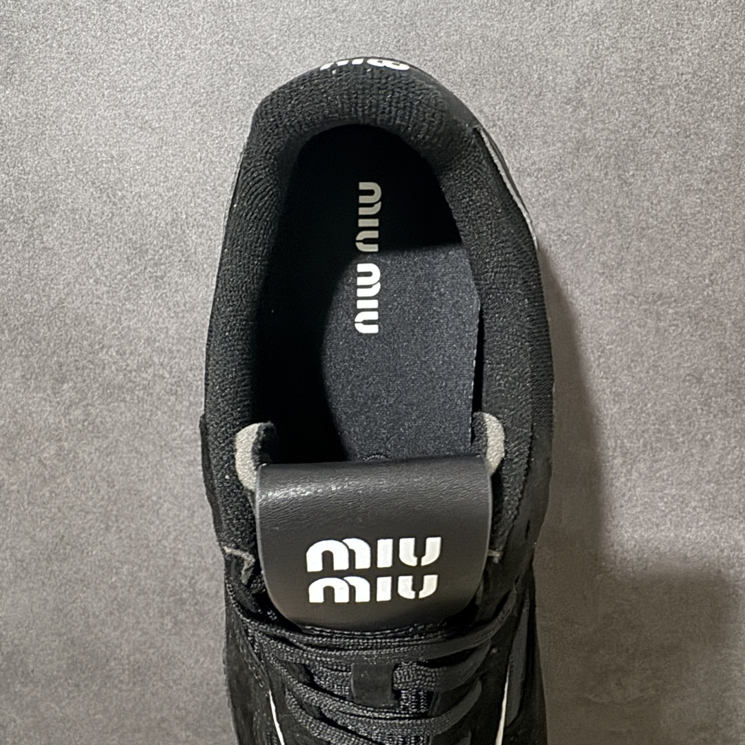 图片[6]-【GQ 福利】 MIU MIU缪缪Gymnasium 绒面革皮革科技面料彩色饰带圆头系带薄底鞋低帮生活休闲鞋私人订单 原版开发打造 区别市场所有版本 一切细节均对标原版 皮料 面料 大底均与原版对比无差别 无任何色差 尺码：35.5-45-选品中心