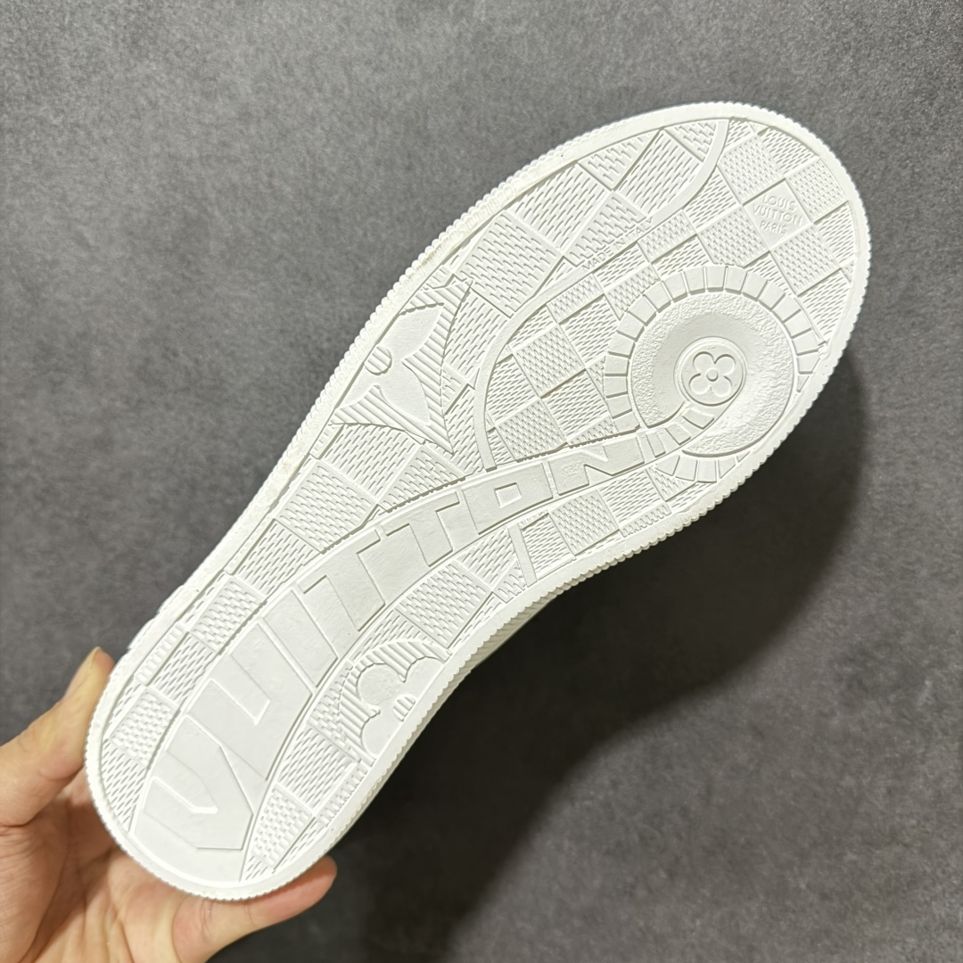 图片[9]-【莞产版本】LOUIS VUITTON Lagoon Sneaker 26ss春夏 饼干鞋 牛仔布 圆头系带 低帮 帆布鞋 礼盒包装 私模开发大底 正确细节 原鞋原材料1：1打造 完美版型做工 欢迎对比市场任何品质的货品 广东原产 专业LV大厂出品 正确底 大底开发近半年 原楦型开发纸版 全鞋原材料打造 细节 针车 烫金 中底无可挑剔 包装说明书防尘布袋物件 尺码：35-41 编码：FJB260270-选品中心