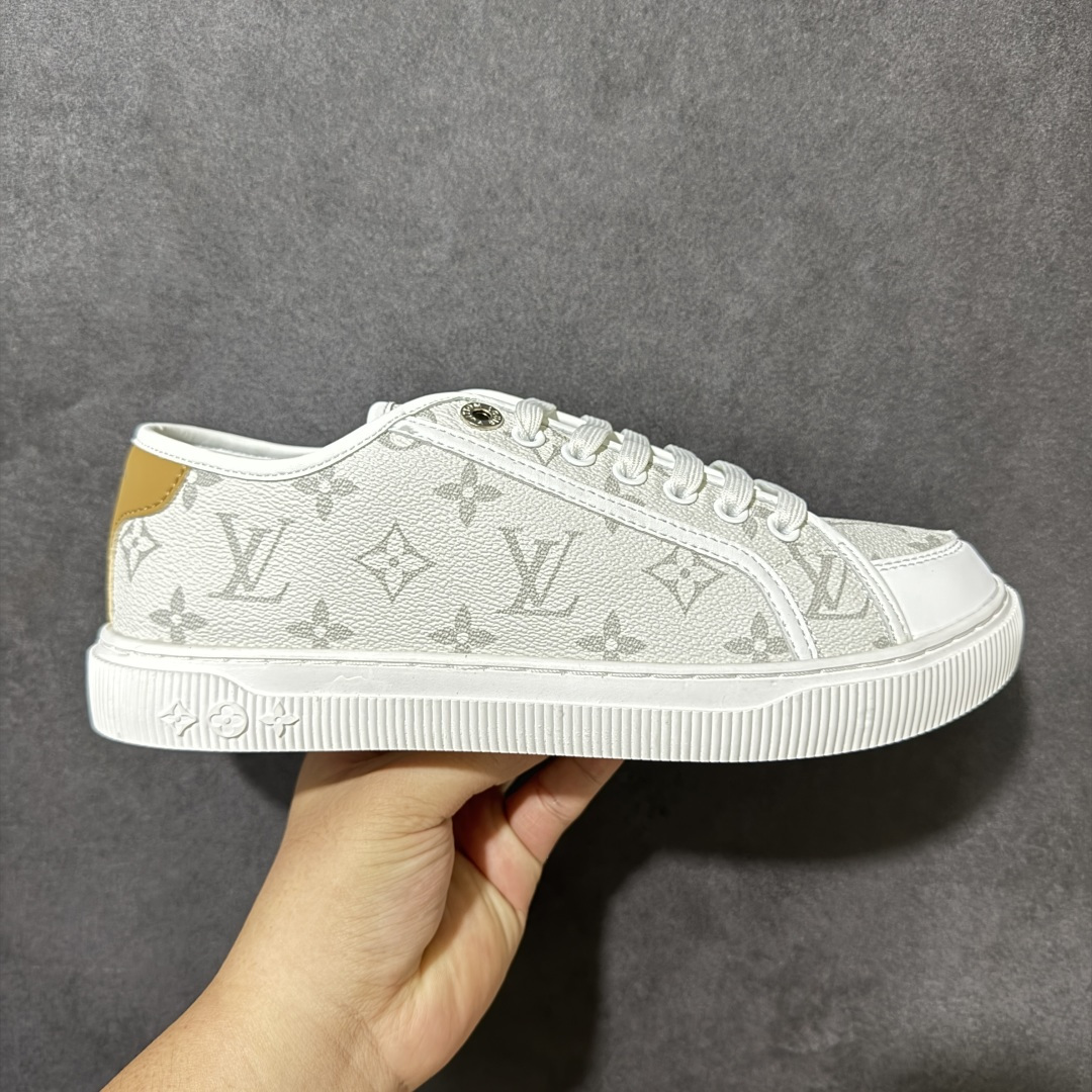 【莞产版本】LOUIS VUITTON Lagoon Sneaker 26ss春夏 饼干鞋 牛仔布 圆头系带 低帮 帆布鞋 礼盒包装 私模开发大底 正确细节 原鞋原材料1:1打造 完美版型做工 欢迎对比市场任何品质的货品 广东原产 专业LV大厂出品 正确底 大底开发近半年 原楦型开发纸版 全鞋原材料打造 细节 针车 烫金 中底无可挑剔 包装说明书防尘布袋物件 尺码:35-41 编码:FJB260270-选品中心