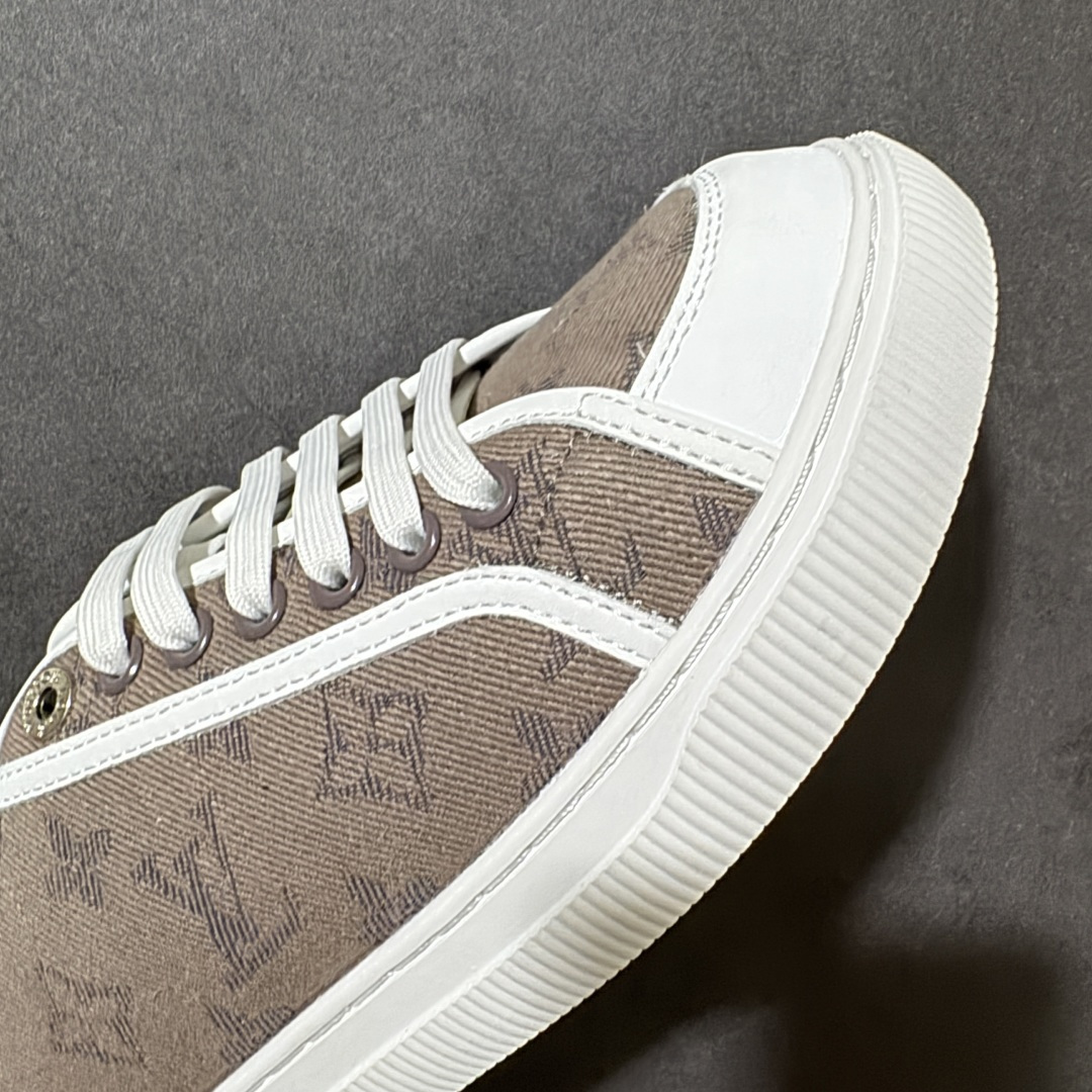 图片[8]-【莞产版本】LOUIS VUITTON Lagoon Sneaker 26ss春夏 饼干鞋 牛仔布 圆头系带 低帮 帆布鞋 礼盒包装 私模开发大底 正确细节 原鞋原材料1：1打造 完美版型做工 欢迎对比市场任何品质的货品 广东原产 专业LV大厂出品 正确底 大底开发近半年 原楦型开发纸版 全鞋原材料打造 细节 针车 烫金 中底无可挑剔 包装说明书防尘布袋物件 尺码：35-41 编码：FJB260270-选品中心