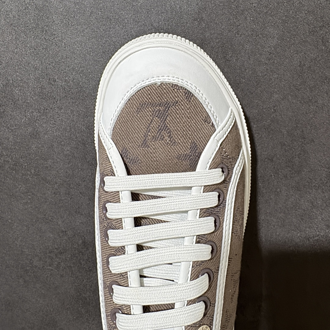图片[5]-【莞产版本】LOUIS VUITTON Lagoon Sneaker 26ss春夏 饼干鞋 牛仔布 圆头系带 低帮 帆布鞋 礼盒包装 私模开发大底 正确细节 原鞋原材料1：1打造 完美版型做工 欢迎对比市场任何品质的货品 广东原产 专业LV大厂出品 正确底 大底开发近半年 原楦型开发纸版 全鞋原材料打造 细节 针车 烫金 中底无可挑剔 包装说明书防尘布袋物件 尺码：35-41 编码：FJB260270-选品中心