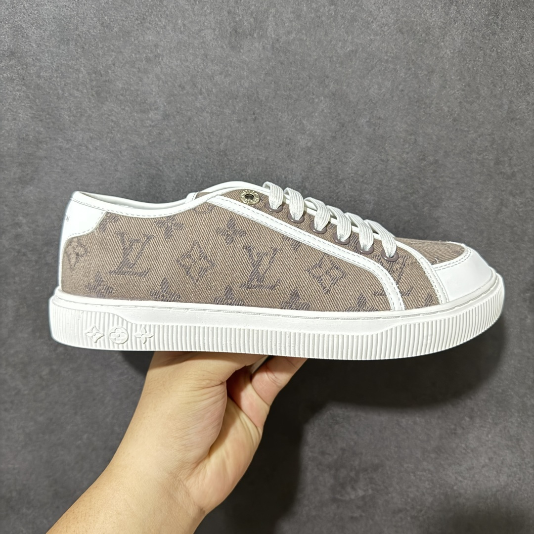 【莞产版本】LOUIS VUITTON Lagoon Sneaker 26ss春夏 饼干鞋 牛仔布 圆头系带 低帮 帆布鞋 礼盒包装 私模开发大底 正确细节 原鞋原材料1:1打造 完美版型做工 欢迎对比市场任何品质的货品 广东原产 专业LV大厂出品 正确底 大底开发近半年 原楦型开发纸版 全鞋原材料打造 细节 针车 烫金 中底无可挑剔 包装说明书防尘布袋物件 尺码:35-41 编码:FJB260270-选品中心