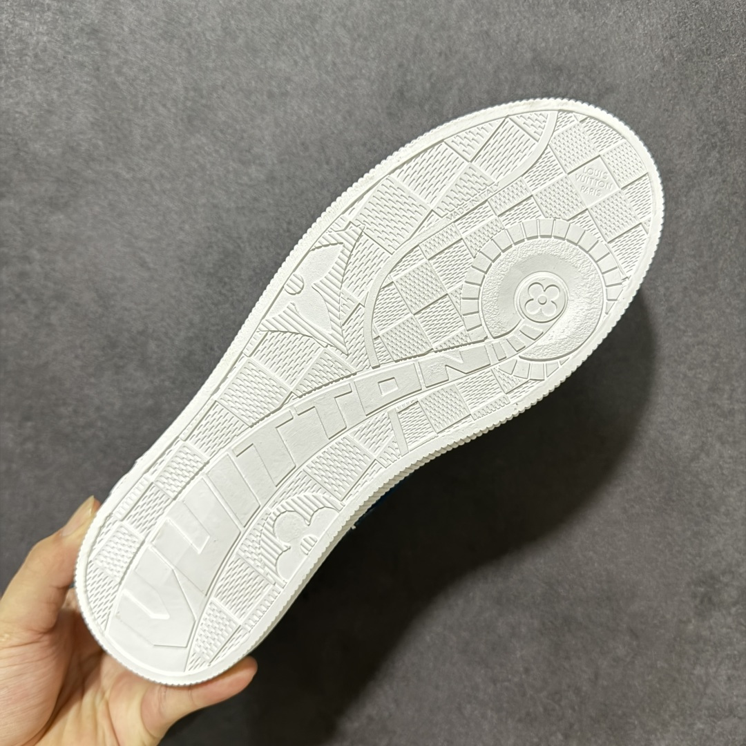 图片[9]-【莞产版本】LOUIS VUITTON Lagoon Sneaker 26ss春夏 饼干鞋 牛仔布 圆头系带 低帮 帆布鞋 礼盒包装 私模开发大底 正确细节 原鞋原材料1：1打造 完美版型做工 欢迎对比市场任何品质的货品 广东原产 专业LV大厂出品 正确底 大底开发近半年 原楦型开发纸版 全鞋原材料打造 细节 针车 烫金 中底无可挑剔 包装说明书防尘布袋物件 尺码：35-41 编码：FJB260270-选品中心