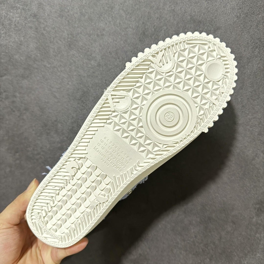 图片[9]-【东莞版本】Maison Margiela梅森马吉拉 Evolution 牛皮帆布 低帮 时尚板鞋 男款 New Evolution 运动鞋采用帆布、小牛皮和绒面革制成，前底有防滑钉，装饰设计搭配双鞋带，营造出层次感和做旧效果。数字标志出现在鞋舌上，背面的单一白色缝线显示出Maison Margiela之手。 尺码：40-45-选品中心