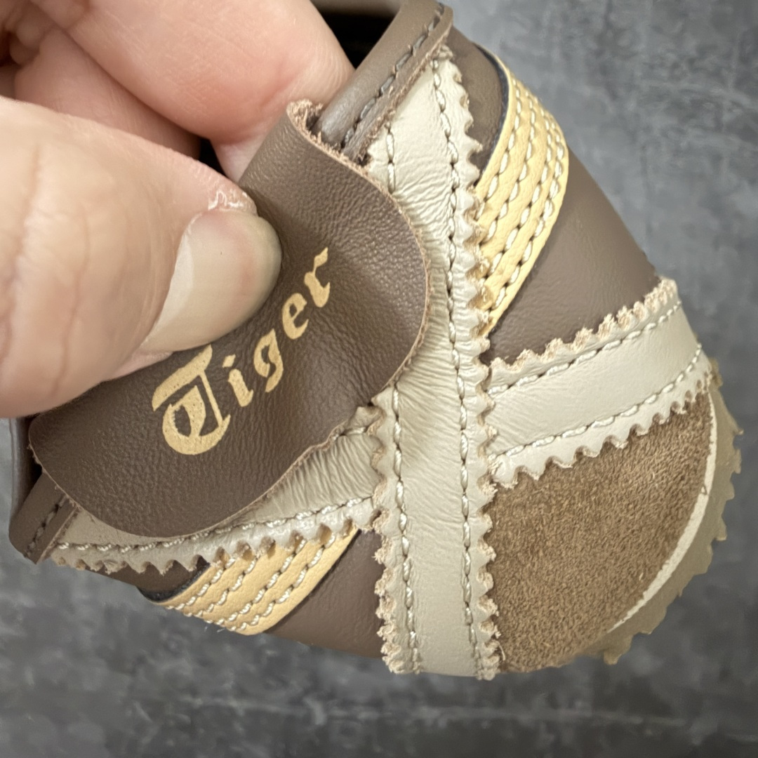 图片[2]-【最强毒版】Onitsuka Tiger Mexico 66 亚瑟士鬼冢虎复古经典板鞋 平台专供 充正版本 保证每个配色都是采购原鞋开发 采用原厂材料 全头层纳帕细纹皮面 质感无敌 全新玻璃刀切割皮料 超高清洁度 纹路、色泽、皮心颜色 质感百分百还原 海外订单工厂出品 超成熟稳定的做工品控 原装全套纸板楦头开发 原汁原味 完美呈现版型 私模正确鞋底咬花纹路 一比一鞋头弧度高度鞋身弧度 绝不口嗨 细节品控鞋型随意秒杀市面 原档咬花纹路私模大底 一个单元有六个三角形 总体形拼接呈现花瓣状 官方四联吊牌 原装Ortholite轻量化鞋垫 原盒原配 质保卡 说明书 钢印防尘纸 纸板中底带钢印 乳胶组合鞋垫带足弓 支持全方位的对比专柜 尺码：35 36 37 37.5 38 39 39.5 40 40.5 41.5 42 42.5 43.5 44 44.5 45-选品中心