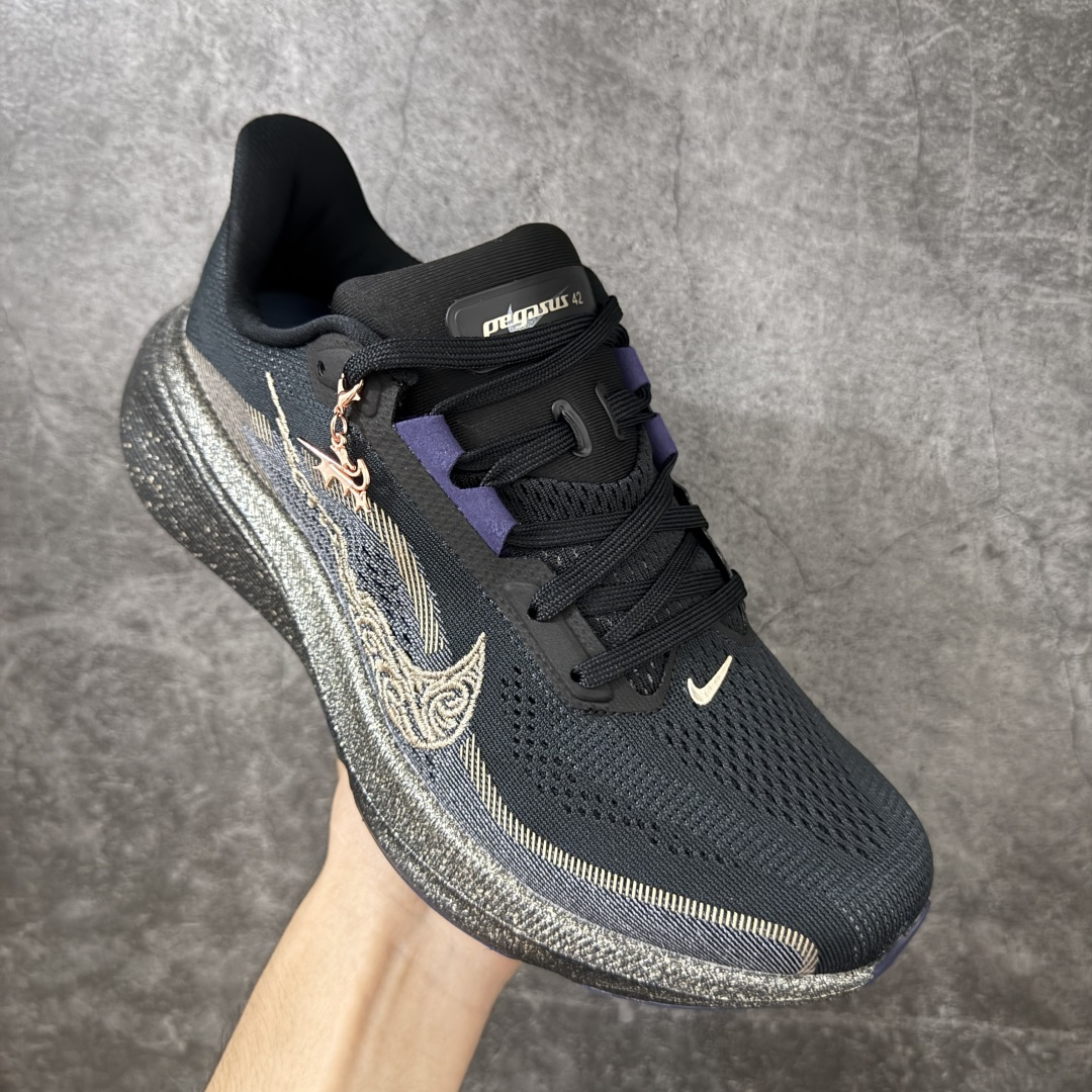 图片[3]-【RS纯原】Nike Air Zoom Pegasus 42 登月42代超级飞马系列马拉松跑步鞋 IR7192-001 平台专供 充正品质 原材料打造 中底搭载前Zoom+全掌React配置 全部原鞋开发打造 所有细节全部同步原版 全新一代拥有 Zoom Air 一如既往的稳定感和流畅感 鞋面采用工程网眼设计 为特定高热区域营造出色透气性 进一步增加鞋面的穿孔数量 让足部能够快速散热 中足搭配 Flywire 飞线 在高速运动时营造舒适稳定的贴合感 内置Zoon气垫加持 动力十足！ 尺码： 36-46-选品中心