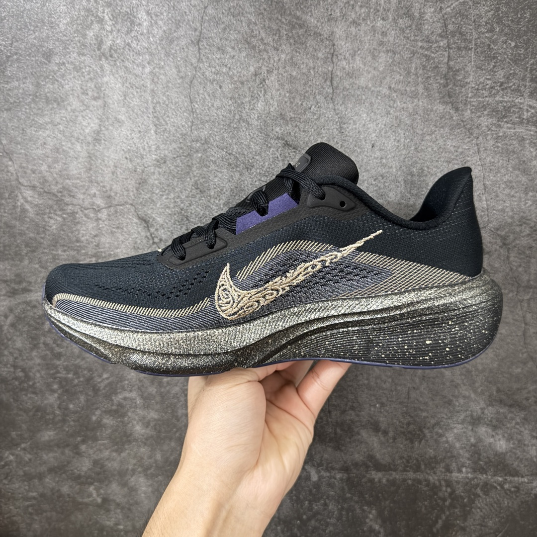 图片[2]-【RS纯原】Nike Air Zoom Pegasus 42 登月42代超级飞马系列马拉松跑步鞋 IR7192-001 平台专供 充正品质 原材料打造 中底搭载前Zoom+全掌React配置 全部原鞋开发打造 所有细节全部同步原版 全新一代拥有 Zoom Air 一如既往的稳定感和流畅感 鞋面采用工程网眼设计 为特定高热区域营造出色透气性 进一步增加鞋面的穿孔数量 让足部能够快速散热 中足搭配 Flywire 飞线 在高速运动时营造舒适稳定的贴合感 内置Zoon气垫加持 动力十足！ 尺码： 36-46-选品中心