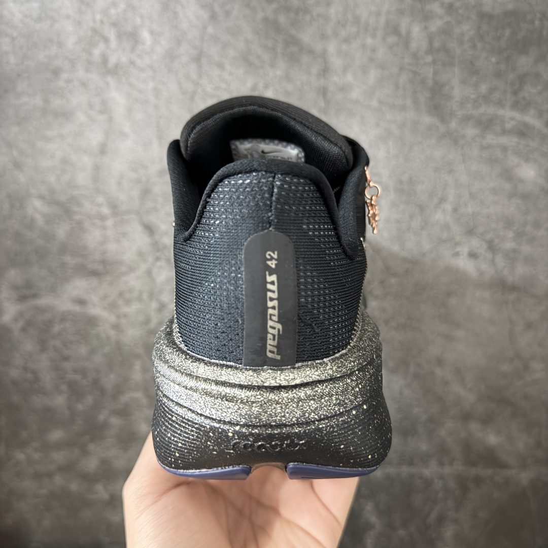 图片[4]-【RS纯原】Nike Air Zoom Pegasus 42 登月42代超级飞马系列马拉松跑步鞋 IR7192-001 平台专供 充正品质 原材料打造 中底搭载前Zoom+全掌React配置 全部原鞋开发打造 所有细节全部同步原版 全新一代拥有 Zoom Air 一如既往的稳定感和流畅感 鞋面采用工程网眼设计 为特定高热区域营造出色透气性 进一步增加鞋面的穿孔数量 让足部能够快速散热 中足搭配 Flywire 飞线 在高速运动时营造舒适稳定的贴合感 内置Zoon气垫加持 动力十足！ 尺码： 36-46-选品中心
