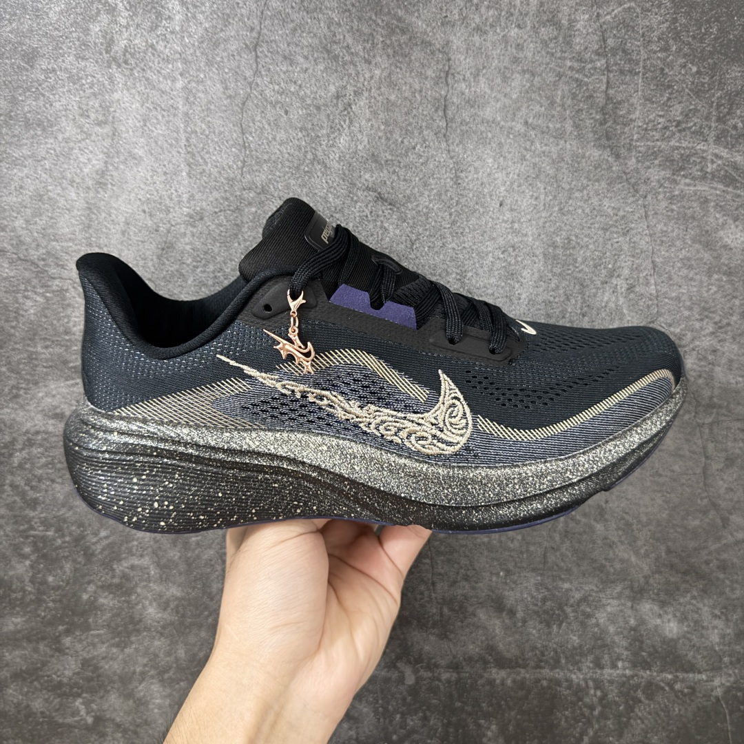 【RS纯原】Nike Air Zoom Pegasus 42 登月42代超级飞马系列马拉松跑步鞋 IR7192-001 平台专供 充正品质 原材料打造 中底搭载前Zoom+全掌React配置 全部原鞋开发打造 所有细节全部同步原版 全新一代拥有 Zoom Air 一如既往的稳定感和流畅感 鞋面采用工程网眼设计 为特定高热区域营造出色透气性 进一步增加鞋面的穿孔数量 让足部能够快速散热 中足搭配 Flywire 飞线 在高速运动时营造舒适稳定的贴合感 内置Zoon气垫加持 动力十足! 尺码: 36-46-选品中心