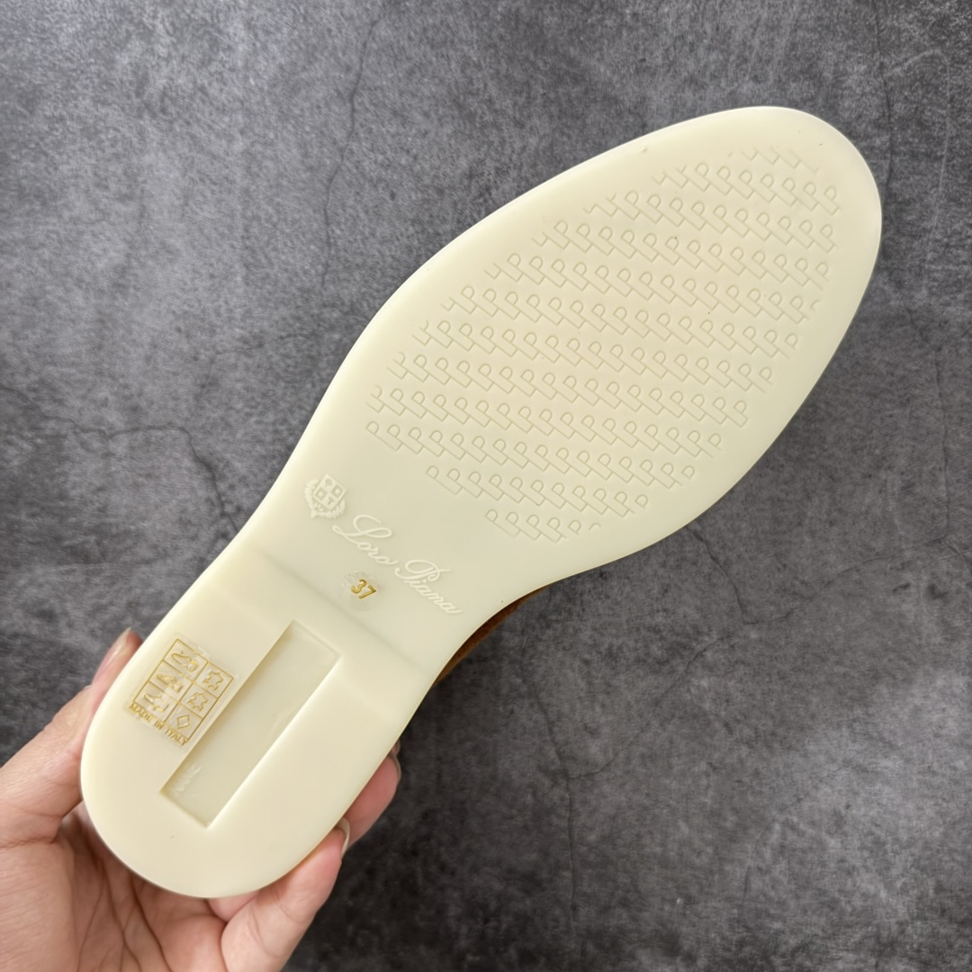 图片[9]-【佛山超A版】Loro Piana LP Summer Walk Low 生活系列低帮复古百搭德训风休闲运动板鞋一脚蹬 羊驼色 意大利顶级奢侈品牌·诺悠翩雅 这款新款绒面革网球鞋采用超低帮设计 适合全年穿着 并具有防水性能 包边鞋底营造轻松迷人的色彩组合 将功能性与低调个性风格和谐融合 打造都市着装的理想鞋履选择 鞋跟处饰以Kummel色嵌片 柔软小牛皮鞋舌 压印LP徽标 棉质鞋带材质 鞋面：牛剖层绒面革 鞋底：橡胶 衬里：牛皮革 尺码： 35-41-选品中心