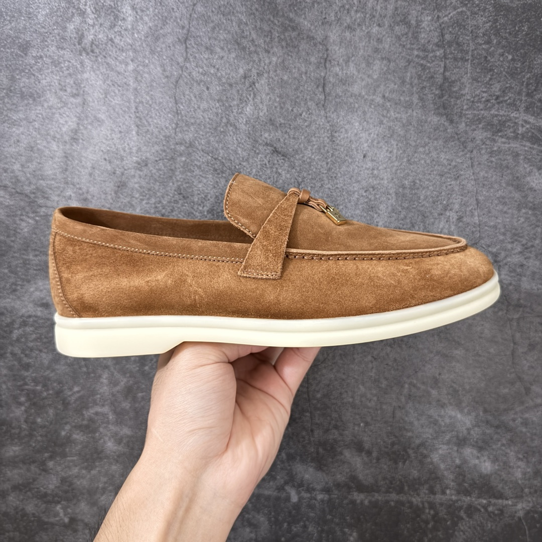 【佛山超A版】Loro Piana LP Summer Walk Low 生活系列低帮复古百搭德训风休闲运动板鞋一脚蹬 羊驼色 意大利顶级奢侈品牌·诺悠翩雅 这款新款绒面革网球鞋采用超低帮设计 适合全年穿着 并具有防水性能 包边鞋底营造轻松迷人的色彩组合 将功能性与低调个性风格和谐融合 打造都市着装的理想鞋履选择 鞋跟处饰以Kummel色嵌片 柔软小牛皮鞋舌 压印LP徽标 棉质鞋带材质 鞋面：牛剖层绒面革 鞋底：橡胶 衬里：牛皮革 尺码： 35-41-选品中心
