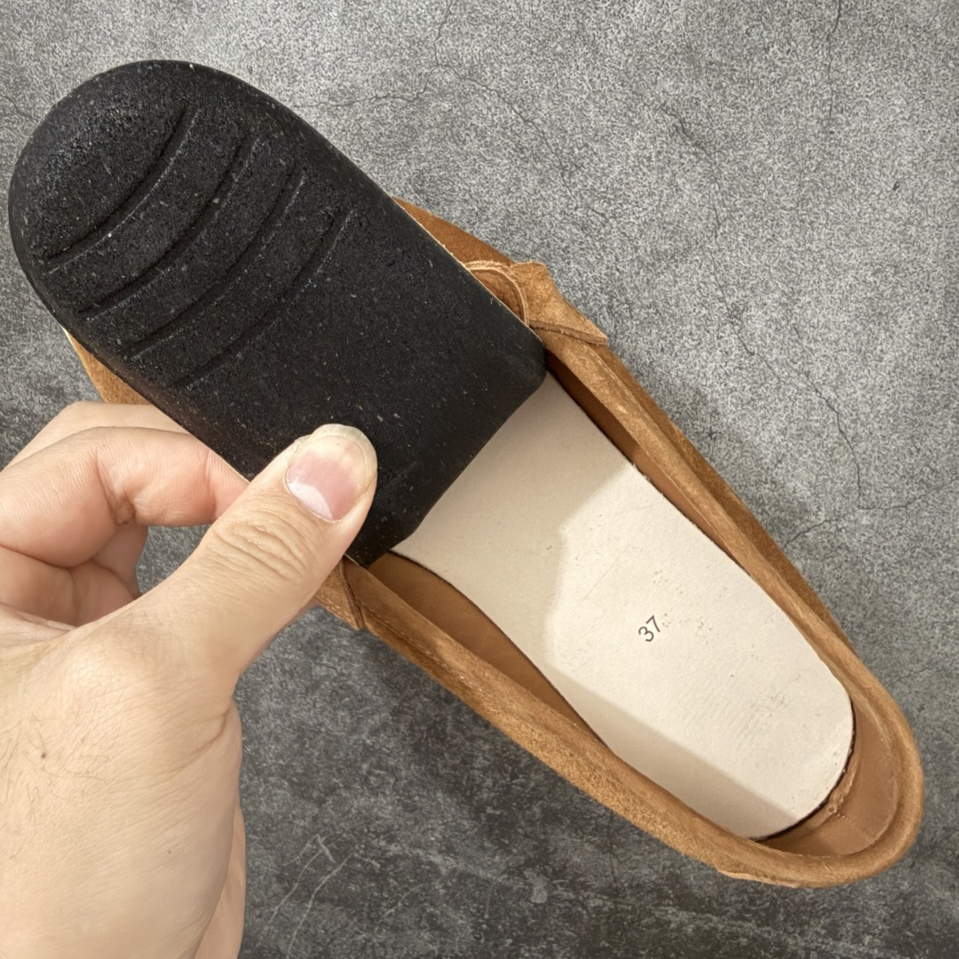 图片[9]-【佛山超A版】Loro Piana LP Summer Walk Low 生活系列低帮复古百搭德训风休闲运动板鞋一脚蹬 羊驼色 意大利顶级奢侈品牌·诺悠翩雅 这款新款绒面革网球鞋采用超低帮设计 适合全年穿着 并具有防水性能 包边鞋底营造轻松迷人的色彩组合 将功能性与低调个性风格和谐融合 打造都市着装的理想鞋履选择 鞋跟处饰以Kummel色嵌片 柔软小牛皮鞋舌 压印LP徽标 棉质鞋带材质 鞋面：牛剖层绒面革 鞋底：橡胶 衬里：牛皮革 尺码： 35-41-选品中心