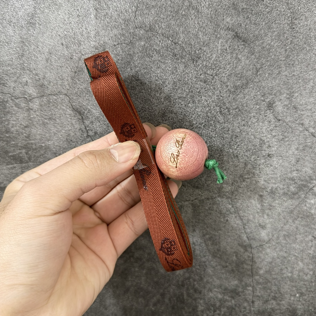 图片[17]-【佛山超A版】Loro Piana LP Summer Walk Low 生活系列低帮复古百搭德训风休闲运动板鞋一脚蹬 羊驼色 意大利顶级奢侈品牌·诺悠翩雅 这款新款绒面革网球鞋采用超低帮设计 适合全年穿着 并具有防水性能 包边鞋底营造轻松迷人的色彩组合 将功能性与低调个性风格和谐融合 打造都市着装的理想鞋履选择 鞋跟处饰以Kummel色嵌片 柔软小牛皮鞋舌 压印LP徽标 棉质鞋带材质 鞋面：牛剖层绒面革 鞋底：橡胶 衬里：牛皮革 尺码： 35-41-选品中心