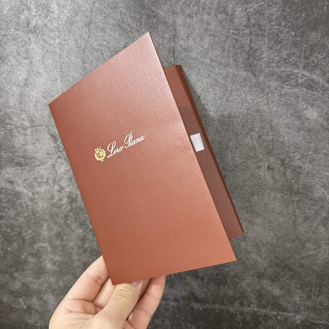 图片[14]-【佛山超A版】Loro Piana LP Summer Walk Low 生活系列低帮复古百搭德训风休闲运动板鞋一脚蹬 羊驼色 意大利顶级奢侈品牌·诺悠翩雅 这款新款绒面革网球鞋采用超低帮设计 适合全年穿着 并具有防水性能 包边鞋底营造轻松迷人的色彩组合 将功能性与低调个性风格和谐融合 打造都市着装的理想鞋履选择 鞋跟处饰以Kummel色嵌片 柔软小牛皮鞋舌 压印LP徽标 棉质鞋带材质 鞋面：牛剖层绒面革 鞋底：橡胶 衬里：牛皮革 尺码： 35-41-选品中心