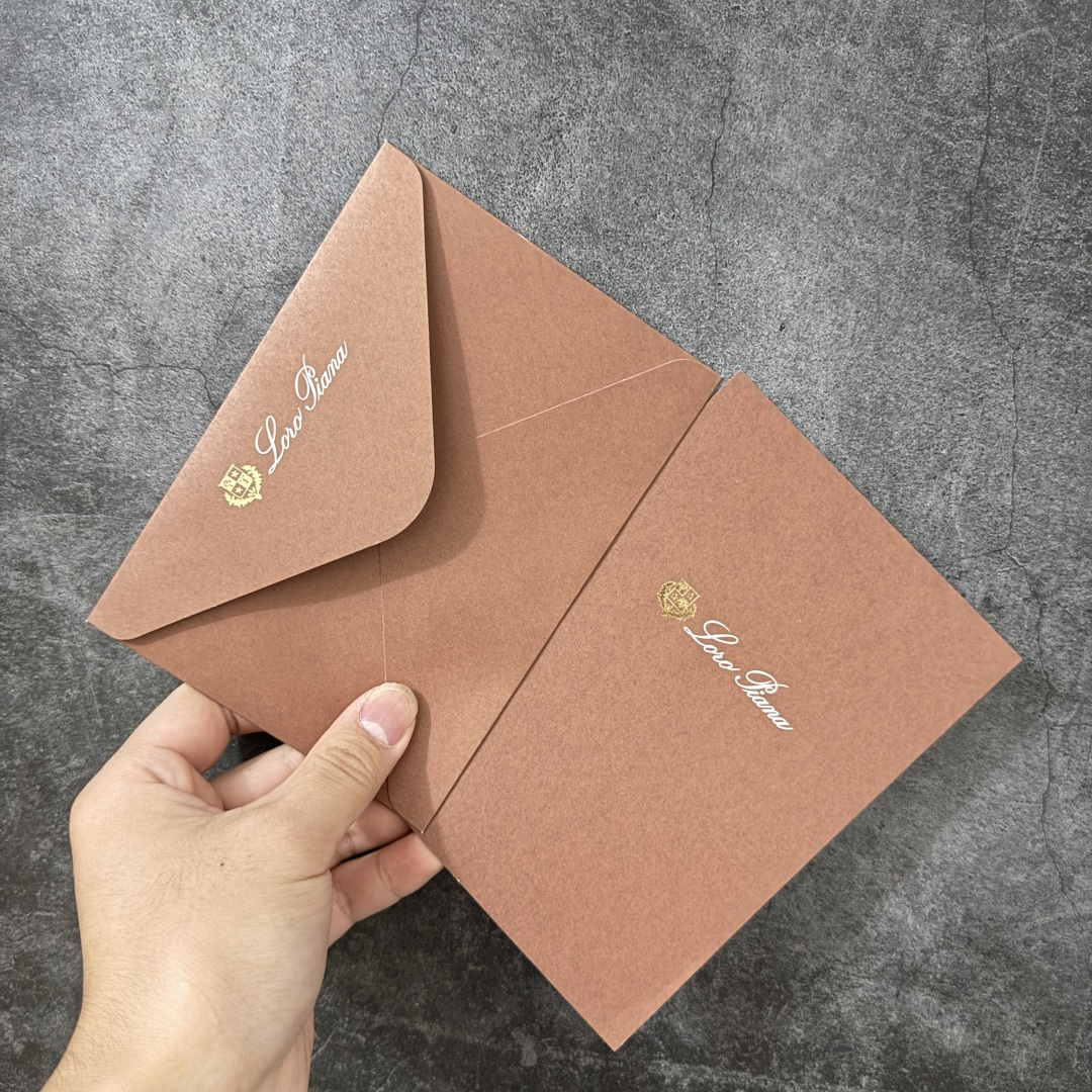 图片[16]-【佛山超A版】Loro Piana LP Summer Walk Low 生活系列低帮复古百搭德训风休闲运动板鞋一脚蹬 羊驼色 意大利顶级奢侈品牌·诺悠翩雅 这款新款绒面革网球鞋采用超低帮设计 适合全年穿着 并具有防水性能 包边鞋底营造轻松迷人的色彩组合 将功能性与低调个性风格和谐融合 打造都市着装的理想鞋履选择 鞋跟处饰以Kummel色嵌片 柔软小牛皮鞋舌 压印LP徽标 棉质鞋带材质 鞋面：牛剖层绒面革 鞋底：橡胶 衬里：牛皮革 尺码： 35-41-选品中心