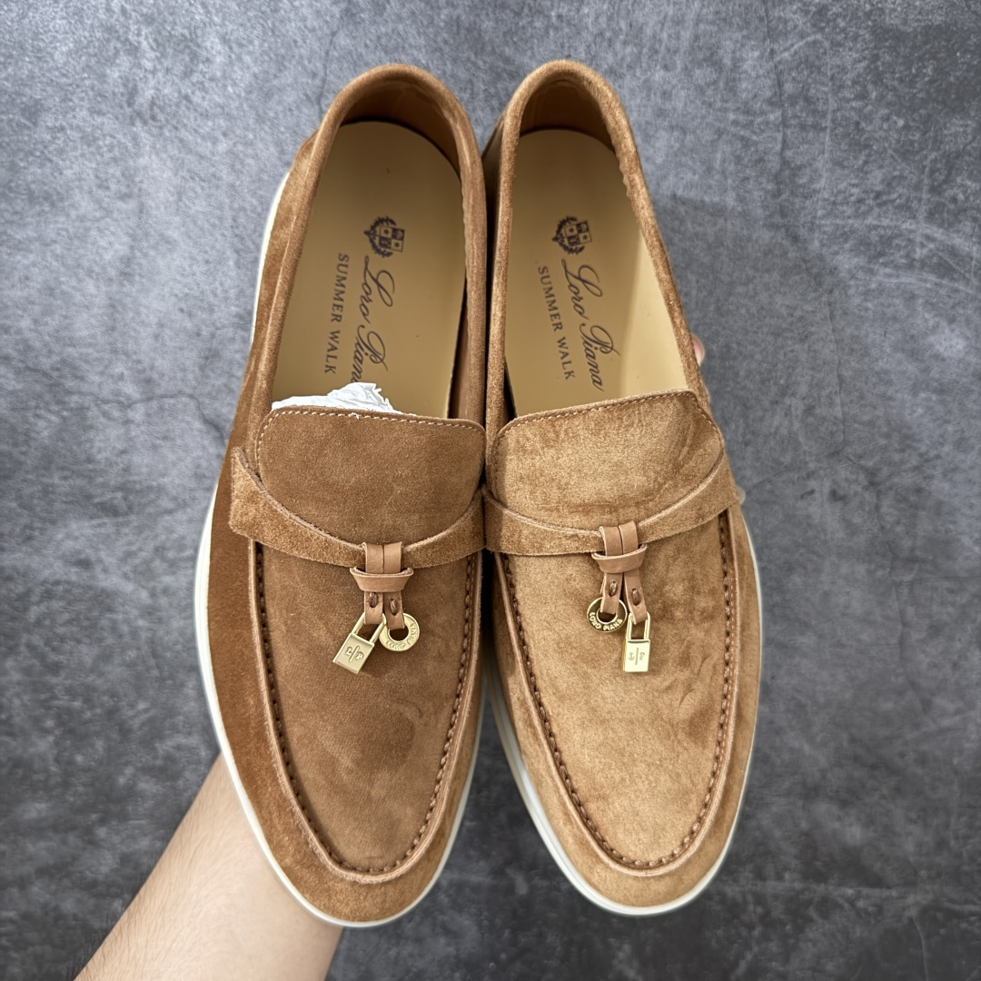 图片[11]-【佛山超A版】Loro Piana LP Summer Walk Low 生活系列低帮复古百搭德训风休闲运动板鞋一脚蹬 羊驼色 意大利顶级奢侈品牌·诺悠翩雅 这款新款绒面革网球鞋采用超低帮设计 适合全年穿着 并具有防水性能 包边鞋底营造轻松迷人的色彩组合 将功能性与低调个性风格和谐融合 打造都市着装的理想鞋履选择 鞋跟处饰以Kummel色嵌片 柔软小牛皮鞋舌 压印LP徽标 棉质鞋带材质 鞋面：牛剖层绒面革 鞋底：橡胶 衬里：牛皮革 尺码： 35-41-选品中心