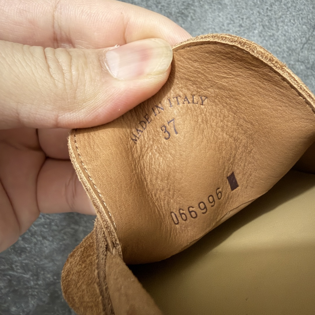 图片[7]-【佛山超A版】Loro Piana LP Summer Walk Low 生活系列低帮复古百搭德训风休闲运动板鞋一脚蹬 羊驼色 意大利顶级奢侈品牌·诺悠翩雅 这款新款绒面革网球鞋采用超低帮设计 适合全年穿着 并具有防水性能 包边鞋底营造轻松迷人的色彩组合 将功能性与低调个性风格和谐融合 打造都市着装的理想鞋履选择 鞋跟处饰以Kummel色嵌片 柔软小牛皮鞋舌 压印LP徽标 棉质鞋带材质 鞋面：牛剖层绒面革 鞋底：橡胶 衬里：牛皮革 尺码： 35-41-选品中心