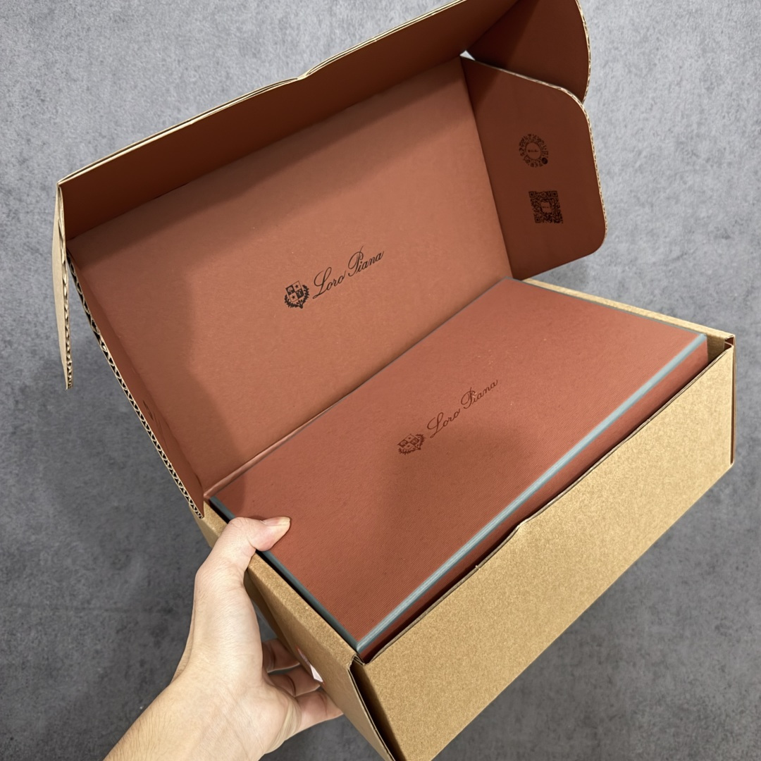 图片[18]-【佛山超A版】Loro Piana LP Summer Walk Low 生活系列低帮复古百搭德训风休闲运动板鞋一脚蹬 羊驼色 意大利顶级奢侈品牌·诺悠翩雅 这款新款绒面革网球鞋采用超低帮设计 适合全年穿着 并具有防水性能 包边鞋底营造轻松迷人的色彩组合 将功能性与低调个性风格和谐融合 打造都市着装的理想鞋履选择 鞋跟处饰以Kummel色嵌片 柔软小牛皮鞋舌 压印LP徽标 棉质鞋带材质 鞋面：牛剖层绒面革 鞋底：橡胶 衬里：牛皮革 尺码： 35-41-选品中心