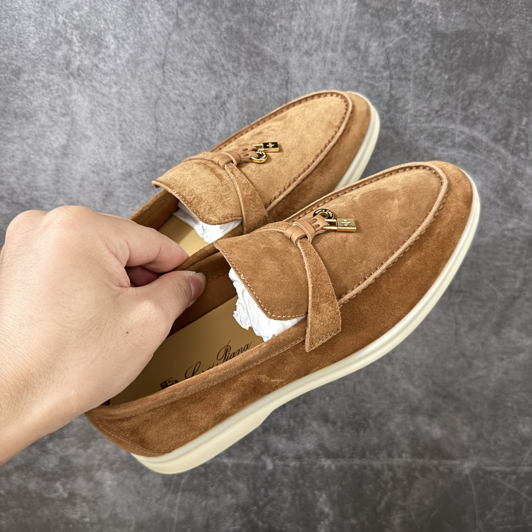 图片[12]-【佛山超A版】Loro Piana LP Summer Walk Low 生活系列低帮复古百搭德训风休闲运动板鞋一脚蹬 羊驼色 意大利顶级奢侈品牌·诺悠翩雅 这款新款绒面革网球鞋采用超低帮设计 适合全年穿着 并具有防水性能 包边鞋底营造轻松迷人的色彩组合 将功能性与低调个性风格和谐融合 打造都市着装的理想鞋履选择 鞋跟处饰以Kummel色嵌片 柔软小牛皮鞋舌 压印LP徽标 棉质鞋带材质 鞋面：牛剖层绒面革 鞋底：橡胶 衬里：牛皮革 尺码： 35-41-选品中心