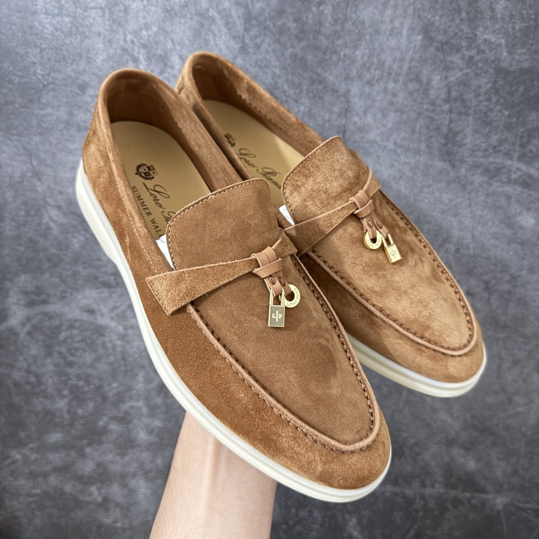 【佛山超A版】Loro Piana LP Summer Walk Low 生活系列低帮复古百搭德训风休闲运动板鞋一脚蹬 羊驼色 意大利顶级奢侈品牌·诺悠翩雅 这款新款绒面革网球鞋采用超低帮设计 适合全年穿着 并具有防水性能 包边鞋底营造轻松迷人的色彩组合 将功能性与低调个性风格和谐融合 打造都市着装的理想鞋履选择 鞋跟处饰以Kummel色嵌片 柔软小牛皮鞋舌 压印LP徽标 棉质鞋带材质 鞋面：牛剖层绒面革 鞋底：橡胶 衬里：牛皮革 尺码： 35-41-选品中心