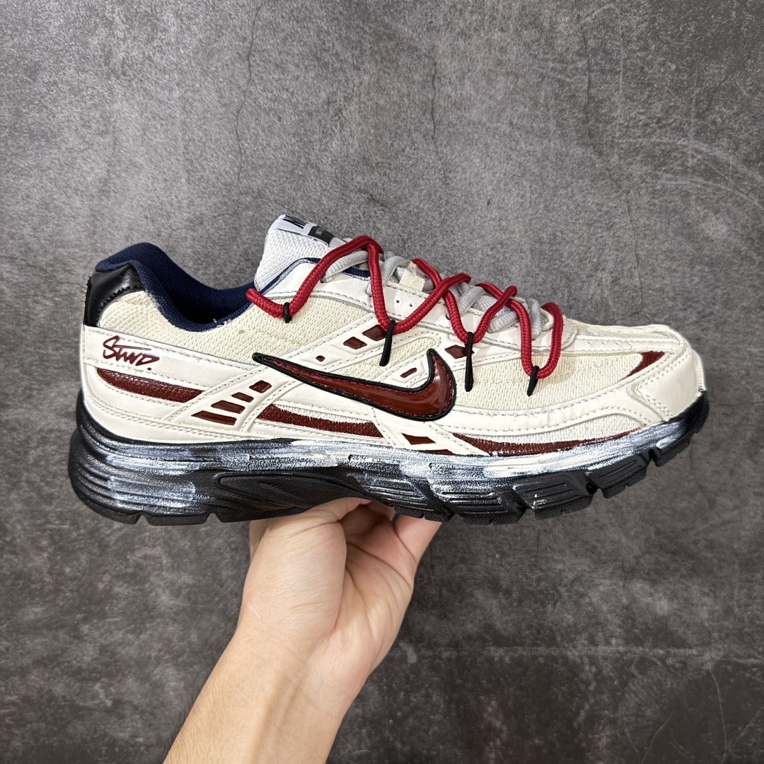 【手绘定制版】NIKE INITIATOR 创始者系列复古休闲运动舒适跑鞋 此款为人工手绘定制图案 原版基于Nike Initiator修改款 加以创意定制 完美品质做工 个性十足 原厂原档案数据开发 原盒包装 舒适有型适合日常穿着 该鞋款延续千禧年经典设计搭载泡绵中底厚实而轻盈 匠心细节巧搭立体耐克勾标志焕新演绎复古跑鞋 货号:394055-102 尺码:36-45带半码-选品中心