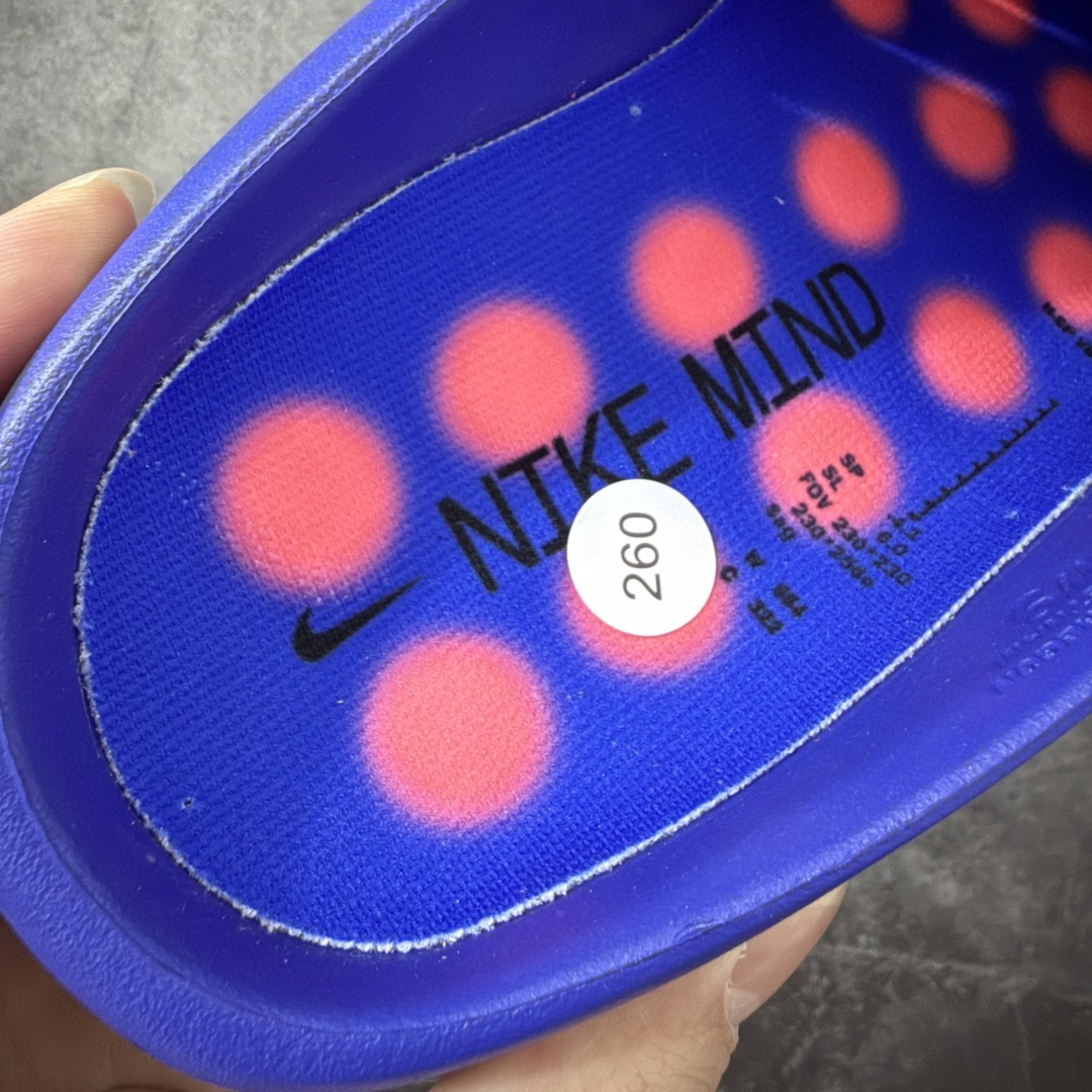 图片[2]-【Top纯原】Nike Mind 001 神经科学足底按摩包头拖鞋 靛蓝 蜘蛛侠 IZ6659-400 同源ZP原材 匠心打造 🔹原厂MD一体发泡大底：全套原模开版，渐变雾面哑光喷漆，柔软回弹和ZP完全一致。 🔹22颗独立PEBAX泡棉按摩底：黑科技活塞式按摩脚感，踩下去的Q弹感和ZP无差。 🔹正确组合大底：鞋头前后跟橡胶贴片，耐磨防滑，细节还原到每一处。 🔹高还原细节：TPU电镀银Swoosh、针织透气鞋舌、高弹原鞋垫，清洁度拉满。 尺码：36 36.5 37.5 38 38.5 39 40 40.5 41 42 42.5 43 44 44.5 45 46 47.5 48.5 ⚠️尺码提示：偏小一码，建议拍大一码，脚感更舒适。-选品中心