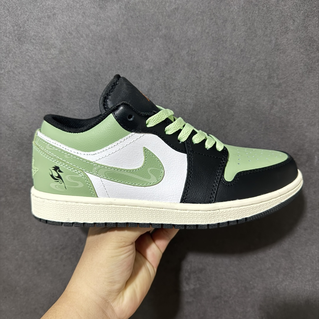 【公司级】 Air Jordan 1 AJ1 low 低帮 绿黑白 市场唯一独家头层皮打造 原鞋原档案开发 原厂皮料 原档冲孔鞋头 正确满胶鞋垫 四线拉帮 原厂织唛标 鞋舌高弹海绵填充 货号:553560 081 尺码:36 36.5 37.5 38 38.5 39 40 40.5 41 42 42.5 43 44 45-选品中心