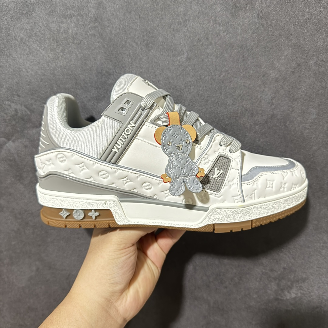 【纯原礼盒版】LV Trainer 2026路易威登走秀最新款 原版1:1开发复刻 做工精细 鞋面由意大利进口小牛皮拼接,侧边饰有品牌LOGO标志,进口网布垫脚➕透气网布内里,脚感超舒适 原厂特供原版TPU组合大底 套包工艺 尺码:35 36 37 38 39 40 41 42 43 44 45 46-选品中心