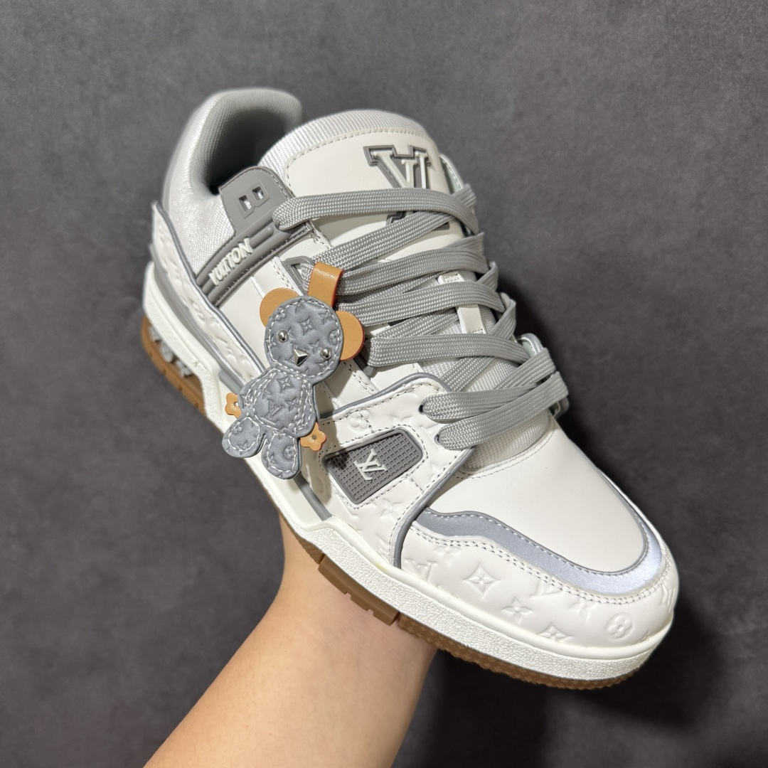 图片[3]-【纯原礼盒版】LV Trainer 2026路易威登走秀最新款 原版1：1开发复刻 做工精细 鞋面由意大利进口小牛皮拼接，侧边饰有品牌LOGO标志，进口网布垫脚➕透气网布内里，脚感超舒适 原厂特供原版TPU组合大底 套包工艺 尺码：35 36 37 38 39 40 41 42 43 44 45 46-选品中心