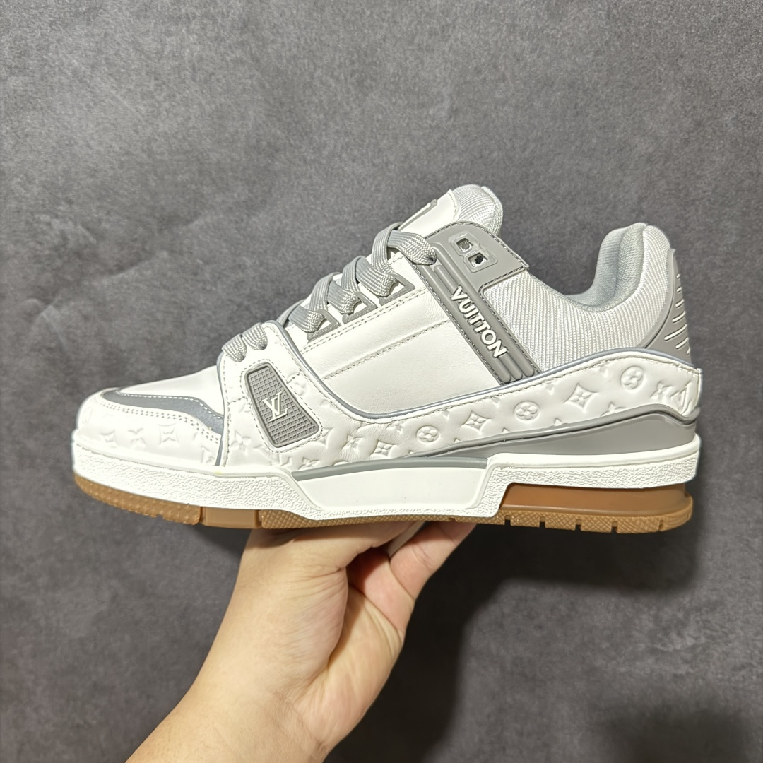 图片[2]-【纯原礼盒版】LV Trainer 2026路易威登走秀最新款 原版1：1开发复刻 做工精细 鞋面由意大利进口小牛皮拼接，侧边饰有品牌LOGO标志，进口网布垫脚➕透气网布内里，脚感超舒适 原厂特供原版TPU组合大底 套包工艺 尺码：35 36 37 38 39 40 41 42 43 44 45 46-选品中心