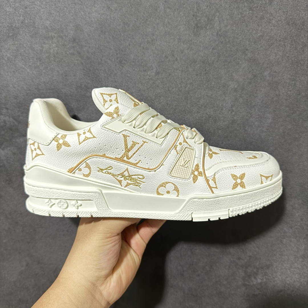【纯原礼盒版】LV Trainer 2026路易威登走秀最新款 原版1:1开发复刻 做工精细 鞋面由意大利进口小牛皮拼接,侧边饰有品牌LOGO标志,进口网布垫脚➕透气网布内里,脚感超舒适 原厂特供原版TPU组合大底 套包工艺 尺码:35 36 37 38 39 40 41 42 43 44 45 46-选品中心