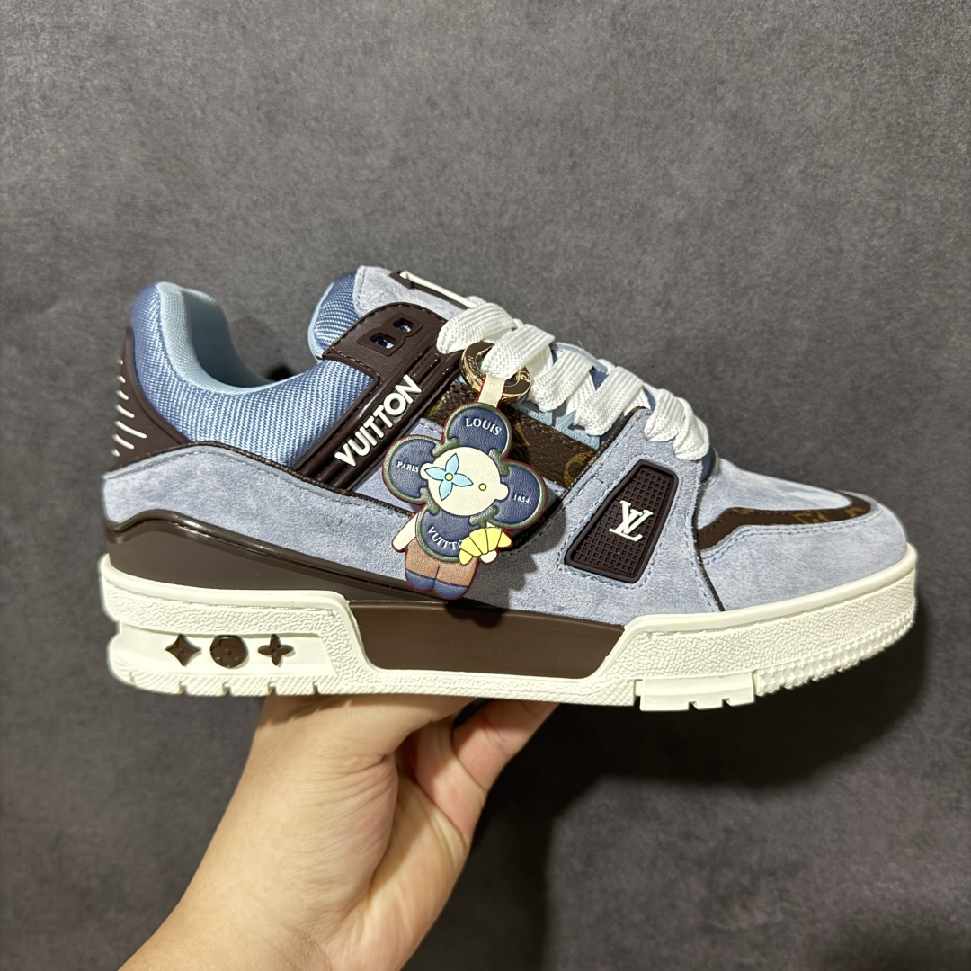 【纯原礼盒版】LV Trainer 2026路易威登走秀最新款 原版1：1开发复刻 做工精细 鞋面由意大利进口小牛皮拼接，侧边饰有品牌LOGO标志，进口网布垫脚➕透气网布内里，脚感超舒适 原厂特供原版TPU组合大底 套包工艺 尺码：35 36 37 38 39 40 41 42 43 44 45 46-选品中心