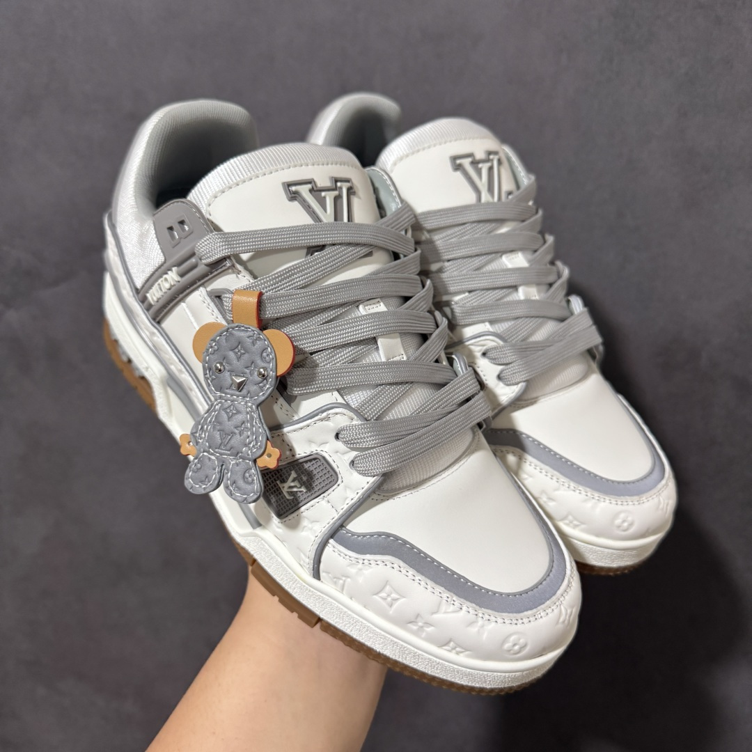 图片[4]-【纯原礼盒版】LV Trainer 2026路易威登走秀最新款 原版1：1开发复刻 做工精细 鞋面由意大利进口小牛皮拼接，侧边饰有品牌LOGO标志，进口网布垫脚➕透气网布内里，脚感超舒适 原厂特供原版TPU组合大底 套包工艺 尺码：35 36 37 38 39 40 41 42 43 44 45 46-选品中心