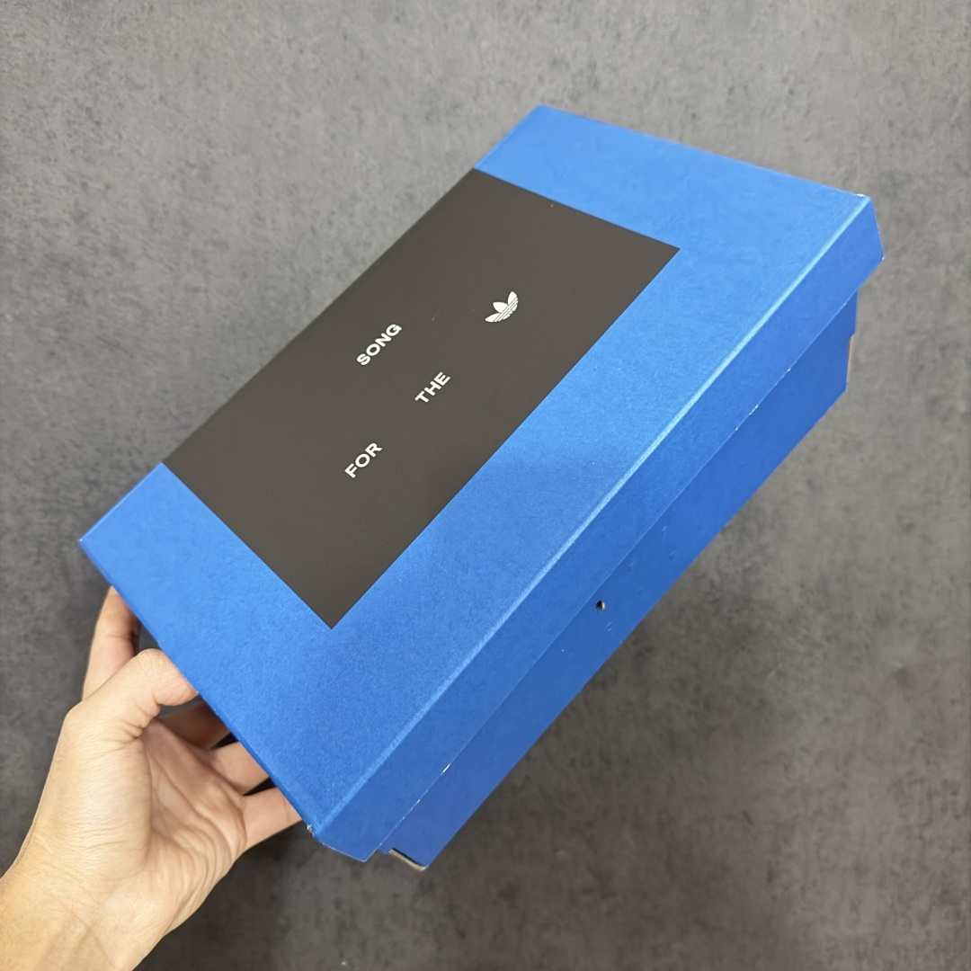 图片[11]-【CS纯原】原装级别 SONG FOR THE MUTE x AD 阿迪 Adizero PR SFTM-006 联名款低帮休闲鞋 HP3525 1.原鞋原楦头打造完美版型 2.原盒开发 同正品一致立体钢印 区别市面普通印刷 3.鞋垫贴合欧索莱材质 鞋垫面高频立体印刷 鞋垫底同正品一致过胶纹路 4.鞋口材质色系纹路亮度均同正品一致 5.鞋面后套高剥太空革透心灰底，同原鞋一致，区别市面黑底材质。独家原鞋操作，太空革贴合胶膜，使其在前后帮成型的过程中，与鞋面完全贴合，后跟定型完美，区别市面太空革和鞋面直接缝合 6.鞋面网布纹路，网孔，克重，颜色等均按原鞋同步开发，区别市面不正确网孔纹路，不正确颜色 7.市面唯一跟原鞋同步，采用前帮+后帮成型工艺，真正把中底板和鞋面完全贴合，使鞋面和鞋底牢固贴合，不易开胶脱底。区别市面拉帮中底或在拉帮中底上面再简单覆盖中底板，以假充正 8.独家私模 鞋底同原鞋一致，采用MD和RB组合而成。SFTM-006 这款联名跑步鞋，属于薄底跑步鞋，所以MD需要一定的硬度支撑穿着者，才能保证运动的时候脚感舒适。区别市面一体描漆大底，以及把MD打软的错误操作 9.市面唯一跟原鞋同步，采用前帮+后帮成型工艺，真正把中底板和鞋面完全贴合，使鞋面和鞋底牢固贴合，不易开胶脱底。区别市面拉帮中底或在拉帮中底上面再简单覆盖中底板，以假充正 尺码：36 36.5 37 38 38.5 39 40 40.5 41 42 42.5 43 44 44.5 45-选品中心