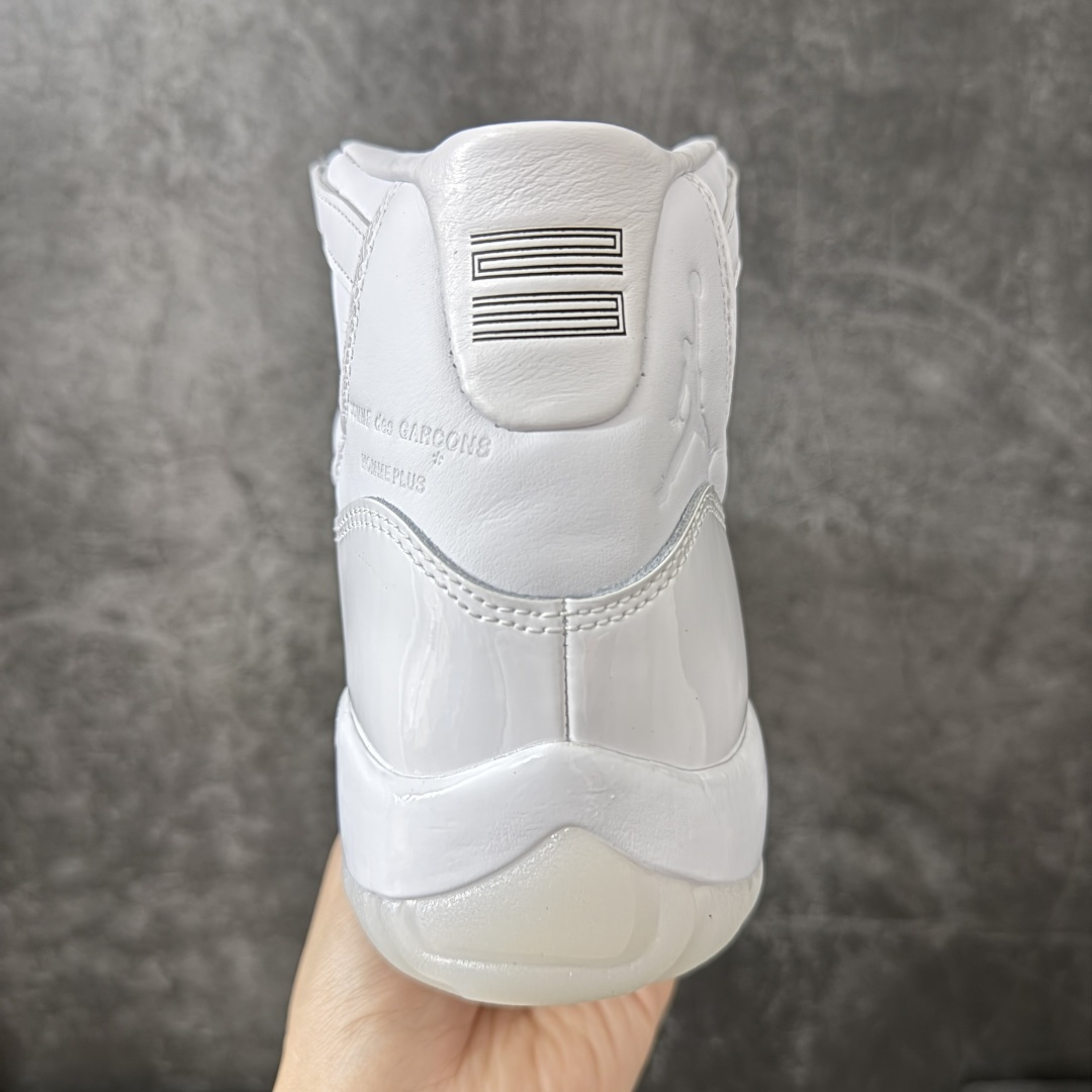图片[4]-【OG纯原】Comme Ces Garçons × Air Jordan 11 High CDG x AJ11 高帮 联名白色 AJ11 乔11 高邦 联名白色 乔丹篮球鞋系列 原楦原档案数据开模打造 原厂中底拉帮钢印 原厂漆皮 防冻不开裂 头层皮料 原装鞋撑 水晶大底正确色度色泽 原楦原数据刺绣 原厂车缝走线及对位 毫厘不差 飞人logo采用原数据电脑刺绣 原装正品碳纤维真实碳板 增强抗扭 原内标 原盒标 正确官方原盒 原厂防氧化水晶外底 原厂配套厂全掌solo气垫 鞋款整体以纯白优质皮革打造，搭配经典白色漆皮材质覆盖层，展现出不错的整体性设计；后跟依然使用经典的数字\”二三\”并且采用白色进行点缀，鞋跟侧身Jumpman Logo以压印方式呈现，自带一种简约高贵的气质；后跟内侧和鞋垫上印着\”Comme Ces Garcons Homme Plus\”联名标识，彰显联名身份；鞋带孔辅以白色绣标上点缀黑色迷你Jumpxman Logo刺绣，营造出奢华的氛围，最后以白色中底、大面积碳板和乳白色透明水晶外底及Jfumpman Logo完善整体设计收尾。 货号：IV7639-100（2026.09发售） 尺码：40-47.5-选品中心