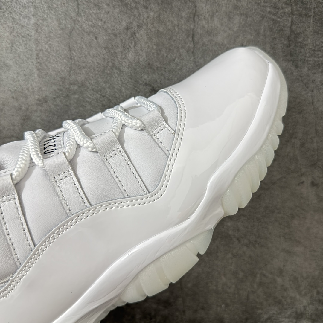 图片[6]-【OG纯原】Comme Ces Garçons × Air Jordan 11 High CDG x AJ11 高帮 联名白色 AJ11 乔11 高邦 联名白色 乔丹篮球鞋系列 原楦原档案数据开模打造 原厂中底拉帮钢印 原厂漆皮 防冻不开裂 头层皮料 原装鞋撑 水晶大底正确色度色泽 原楦原数据刺绣 原厂车缝走线及对位 毫厘不差 飞人logo采用原数据电脑刺绣 原装正品碳纤维真实碳板 增强抗扭 原内标 原盒标 正确官方原盒 原厂防氧化水晶外底 原厂配套厂全掌solo气垫 鞋款整体以纯白优质皮革打造，搭配经典白色漆皮材质覆盖层，展现出不错的整体性设计；后跟依然使用经典的数字\”二三\”并且采用白色进行点缀，鞋跟侧身Jumpman Logo以压印方式呈现，自带一种简约高贵的气质；后跟内侧和鞋垫上印着\”Comme Ces Garcons Homme Plus\”联名标识，彰显联名身份；鞋带孔辅以白色绣标上点缀黑色迷你Jumpxman Logo刺绣，营造出奢华的氛围，最后以白色中底、大面积碳板和乳白色透明水晶外底及Jfumpman Logo完善整体设计收尾。 货号：IV7639-100（2026.09发售） 尺码：40-47.5-选品中心