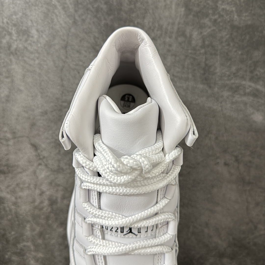 图片[8]-【OG纯原】Comme Ces Garçons × Air Jordan 11 High CDG x AJ11 高帮 联名白色 AJ11 乔11 高邦 联名白色 乔丹篮球鞋系列 原楦原档案数据开模打造 原厂中底拉帮钢印 原厂漆皮 防冻不开裂 头层皮料 原装鞋撑 水晶大底正确色度色泽 原楦原数据刺绣 原厂车缝走线及对位 毫厘不差 飞人logo采用原数据电脑刺绣 原装正品碳纤维真实碳板 增强抗扭 原内标 原盒标 正确官方原盒 原厂防氧化水晶外底 原厂配套厂全掌solo气垫 鞋款整体以纯白优质皮革打造，搭配经典白色漆皮材质覆盖层，展现出不错的整体性设计；后跟依然使用经典的数字\”二三\”并且采用白色进行点缀，鞋跟侧身Jumpman Logo以压印方式呈现，自带一种简约高贵的气质；后跟内侧和鞋垫上印着\”Comme Ces Garcons Homme Plus\”联名标识，彰显联名身份；鞋带孔辅以白色绣标上点缀黑色迷你Jumpxman Logo刺绣，营造出奢华的氛围，最后以白色中底、大面积碳板和乳白色透明水晶外底及Jfumpman Logo完善整体设计收尾。 货号：IV7639-100（2026.09发售） 尺码：40-47.5-选品中心