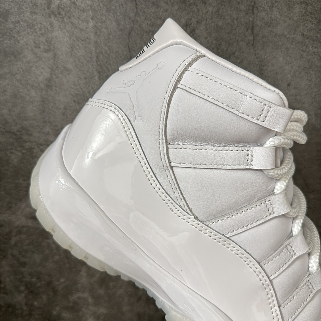 图片[7]-【OG纯原】Comme Ces Garçons × Air Jordan 11 High CDG x AJ11 高帮 联名白色 AJ11 乔11 高邦 联名白色 乔丹篮球鞋系列 原楦原档案数据开模打造 原厂中底拉帮钢印 原厂漆皮 防冻不开裂 头层皮料 原装鞋撑 水晶大底正确色度色泽 原楦原数据刺绣 原厂车缝走线及对位 毫厘不差 飞人logo采用原数据电脑刺绣 原装正品碳纤维真实碳板 增强抗扭 原内标 原盒标 正确官方原盒 原厂防氧化水晶外底 原厂配套厂全掌solo气垫 鞋款整体以纯白优质皮革打造，搭配经典白色漆皮材质覆盖层，展现出不错的整体性设计；后跟依然使用经典的数字\”二三\”并且采用白色进行点缀，鞋跟侧身Jumpman Logo以压印方式呈现，自带一种简约高贵的气质；后跟内侧和鞋垫上印着\”Comme Ces Garcons Homme Plus\”联名标识，彰显联名身份；鞋带孔辅以白色绣标上点缀黑色迷你Jumpxman Logo刺绣，营造出奢华的氛围，最后以白色中底、大面积碳板和乳白色透明水晶外底及Jfumpman Logo完善整体设计收尾。 货号：IV7639-100（2026.09发售） 尺码：40-47.5-选品中心