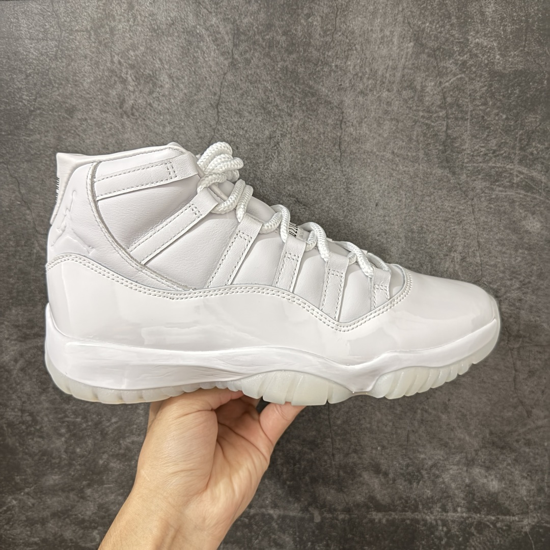 【OG纯原】Comme Ces Garçons × Air Jordan 11 High CDG x AJ11 高帮 联名白色 AJ11 乔11 高邦 联名白色 乔丹篮球鞋系列 原楦原档案数据开模打造 原厂中底拉帮钢印 原厂漆皮 防冻不开裂 头层皮料 原装鞋撑 水晶大底正确色度色泽 原楦原数据刺绣 原厂车缝走线及对位 毫厘不差 飞人logo采用原数据电脑刺绣 原装正品碳纤维真实碳板 增强抗扭 原内标 原盒标 正确官方原盒 原厂防氧化水晶外底 原厂配套厂全掌solo气垫 鞋款整体以纯白优质皮革打造，搭配经典白色漆皮材质覆盖层，展现出不错的整体性设计；后跟依然使用经典的数字\