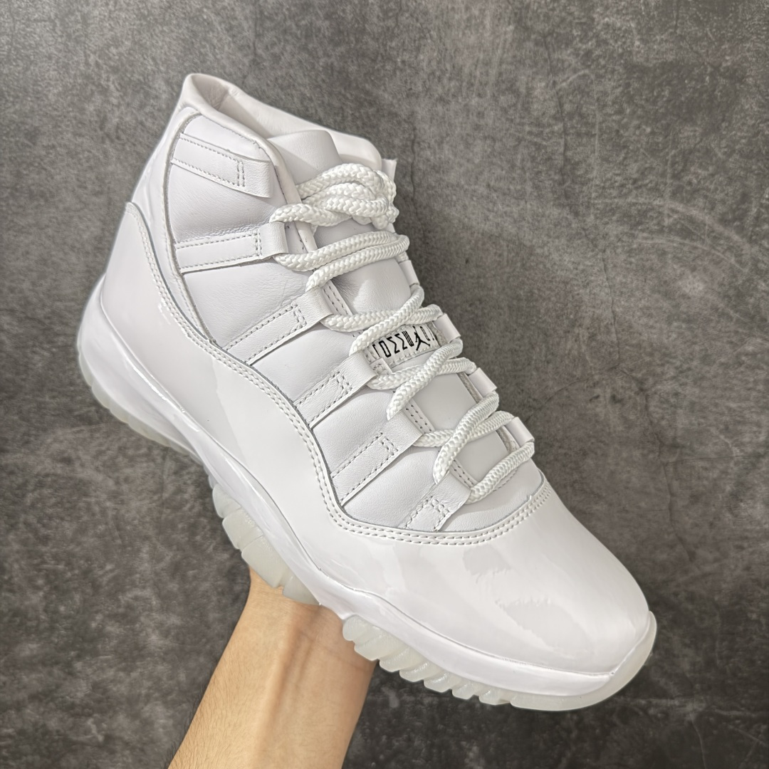 图片[3]-【OG纯原】Comme Ces Garçons × Air Jordan 11 High CDG x AJ11 高帮 联名白色 AJ11 乔11 高邦 联名白色 乔丹篮球鞋系列 原楦原档案数据开模打造 原厂中底拉帮钢印 原厂漆皮 防冻不开裂 头层皮料 原装鞋撑 水晶大底正确色度色泽 原楦原数据刺绣 原厂车缝走线及对位 毫厘不差 飞人logo采用原数据电脑刺绣 原装正品碳纤维真实碳板 增强抗扭 原内标 原盒标 正确官方原盒 原厂防氧化水晶外底 原厂配套厂全掌solo气垫 鞋款整体以纯白优质皮革打造，搭配经典白色漆皮材质覆盖层，展现出不错的整体性设计；后跟依然使用经典的数字\”二三\”并且采用白色进行点缀，鞋跟侧身Jumpman Logo以压印方式呈现，自带一种简约高贵的气质；后跟内侧和鞋垫上印着\”Comme Ces Garcons Homme Plus\”联名标识，彰显联名身份；鞋带孔辅以白色绣标上点缀黑色迷你Jumpxman Logo刺绣，营造出奢华的氛围，最后以白色中底、大面积碳板和乳白色透明水晶外底及Jfumpman Logo完善整体设计收尾。 货号：IV7639-100（2026.09发售） 尺码：40-47.5-选品中心