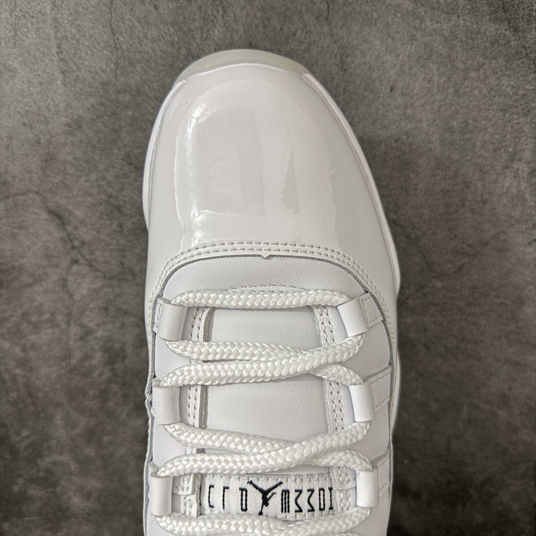 图片[5]-【OG纯原】Comme Ces Garçons × Air Jordan 11 High CDG x AJ11 高帮 联名白色 AJ11 乔11 高邦 联名白色 乔丹篮球鞋系列 原楦原档案数据开模打造 原厂中底拉帮钢印 原厂漆皮 防冻不开裂 头层皮料 原装鞋撑 水晶大底正确色度色泽 原楦原数据刺绣 原厂车缝走线及对位 毫厘不差 飞人logo采用原数据电脑刺绣 原装正品碳纤维真实碳板 增强抗扭 原内标 原盒标 正确官方原盒 原厂防氧化水晶外底 原厂配套厂全掌solo气垫 鞋款整体以纯白优质皮革打造，搭配经典白色漆皮材质覆盖层，展现出不错的整体性设计；后跟依然使用经典的数字\”二三\”并且采用白色进行点缀，鞋跟侧身Jumpman Logo以压印方式呈现，自带一种简约高贵的气质；后跟内侧和鞋垫上印着\”Comme Ces Garcons Homme Plus\”联名标识，彰显联名身份；鞋带孔辅以白色绣标上点缀黑色迷你Jumpxman Logo刺绣，营造出奢华的氛围，最后以白色中底、大面积碳板和乳白色透明水晶外底及Jfumpman Logo完善整体设计收尾。 货号：IV7639-100（2026.09发售） 尺码：40-47.5-选品中心