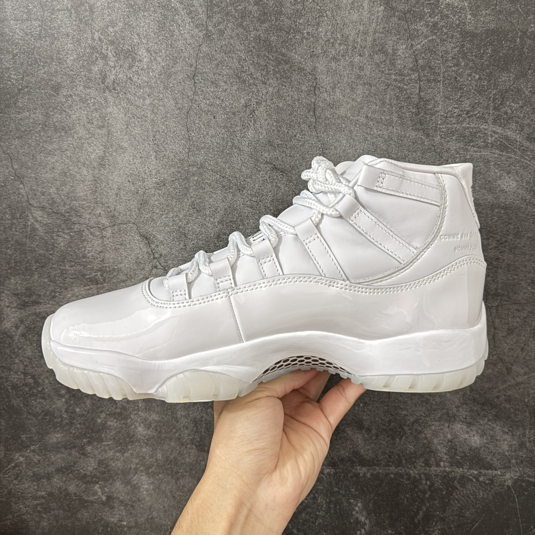 图片[2]-【OG纯原】Comme Ces Garçons × Air Jordan 11 High CDG x AJ11 高帮 联名白色 AJ11 乔11 高邦 联名白色 乔丹篮球鞋系列 原楦原档案数据开模打造 原厂中底拉帮钢印 原厂漆皮 防冻不开裂 头层皮料 原装鞋撑 水晶大底正确色度色泽 原楦原数据刺绣 原厂车缝走线及对位 毫厘不差 飞人logo采用原数据电脑刺绣 原装正品碳纤维真实碳板 增强抗扭 原内标 原盒标 正确官方原盒 原厂防氧化水晶外底 原厂配套厂全掌solo气垫 鞋款整体以纯白优质皮革打造，搭配经典白色漆皮材质覆盖层，展现出不错的整体性设计；后跟依然使用经典的数字\”二三\”并且采用白色进行点缀，鞋跟侧身Jumpman Logo以压印方式呈现，自带一种简约高贵的气质；后跟内侧和鞋垫上印着\”Comme Ces Garcons Homme Plus\”联名标识，彰显联名身份；鞋带孔辅以白色绣标上点缀黑色迷你Jumpxman Logo刺绣，营造出奢华的氛围，最后以白色中底、大面积碳板和乳白色透明水晶外底及Jfumpman Logo完善整体设计收尾。 货号：IV7639-100（2026.09发售） 尺码：40-47.5-选品中心