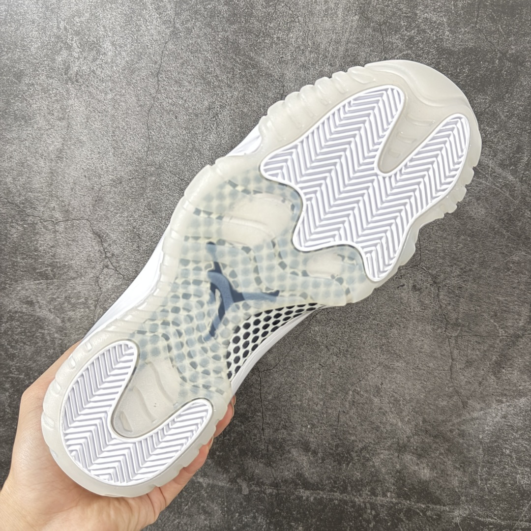 图片[9]-【OG纯原】Comme Ces Garçons × Air Jordan 11 High CDG x AJ11 高帮 联名白色 AJ11 乔11 高邦 联名白色 乔丹篮球鞋系列 原楦原档案数据开模打造 原厂中底拉帮钢印 原厂漆皮 防冻不开裂 头层皮料 原装鞋撑 水晶大底正确色度色泽 原楦原数据刺绣 原厂车缝走线及对位 毫厘不差 飞人logo采用原数据电脑刺绣 原装正品碳纤维真实碳板 增强抗扭 原内标 原盒标 正确官方原盒 原厂防氧化水晶外底 原厂配套厂全掌solo气垫 鞋款整体以纯白优质皮革打造，搭配经典白色漆皮材质覆盖层，展现出不错的整体性设计；后跟依然使用经典的数字\”二三\”并且采用白色进行点缀，鞋跟侧身Jumpman Logo以压印方式呈现，自带一种简约高贵的气质；后跟内侧和鞋垫上印着\”Comme Ces Garcons Homme Plus\”联名标识，彰显联名身份；鞋带孔辅以白色绣标上点缀黑色迷你Jumpxman Logo刺绣，营造出奢华的氛围，最后以白色中底、大面积碳板和乳白色透明水晶外底及Jfumpman Logo完善整体设计收尾。 货号：IV7639-100（2026.09发售） 尺码：40-47.5-选品中心