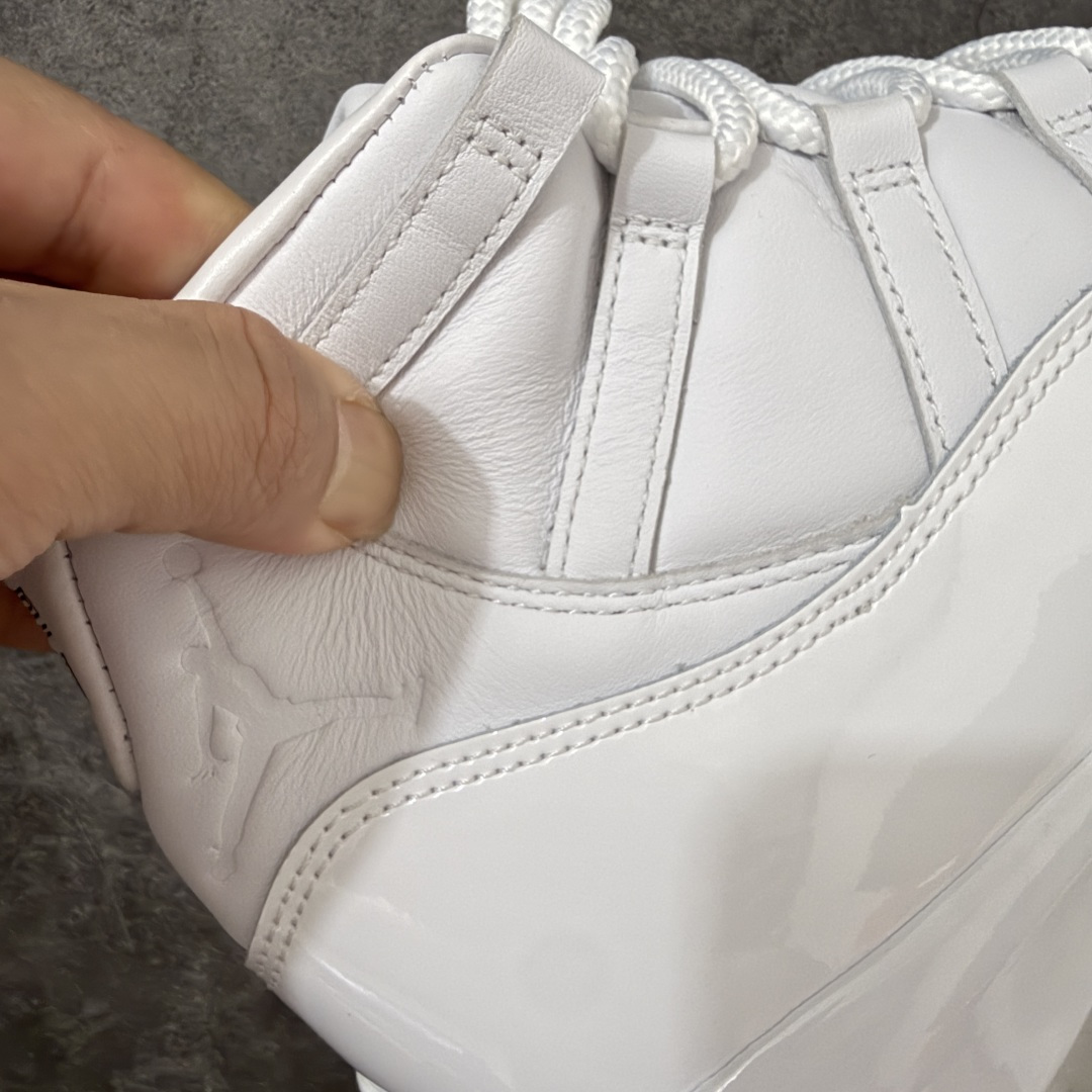 图片[3]-【OG纯原】Comme Ces Garçons × Air Jordan 11 High CDG x AJ11 高帮 联名白色 AJ11 乔11 高邦 联名白色 乔丹篮球鞋系列 原楦原档案数据开模打造 原厂中底拉帮钢印 原厂漆皮 防冻不开裂 头层皮料 原装鞋撑 水晶大底正确色度色泽 原楦原数据刺绣 原厂车缝走线及对位 毫厘不差 飞人logo采用原数据电脑刺绣 原装正品碳纤维真实碳板 增强抗扭 原内标 原盒标 正确官方原盒 原厂防氧化水晶外底 原厂配套厂全掌solo气垫 鞋款整体以纯白优质皮革打造，搭配经典白色漆皮材质覆盖层，展现出不错的整体性设计；后跟依然使用经典的数字\”二三\”并且采用白色进行点缀，鞋跟侧身Jumpman Logo以压印方式呈现，自带一种简约高贵的气质；后跟内侧和鞋垫上印着\”Comme Ces Garcons Homme Plus\”联名标识，彰显联名身份；鞋带孔辅以白色绣标上点缀黑色迷你Jumpxman Logo刺绣，营造出奢华的氛围，最后以白色中底、大面积碳板和乳白色透明水晶外底及Jfumpman Logo完善整体设计收尾。 货号：IV7639-100（2026.09发售） 尺码：40-47.5-选品中心