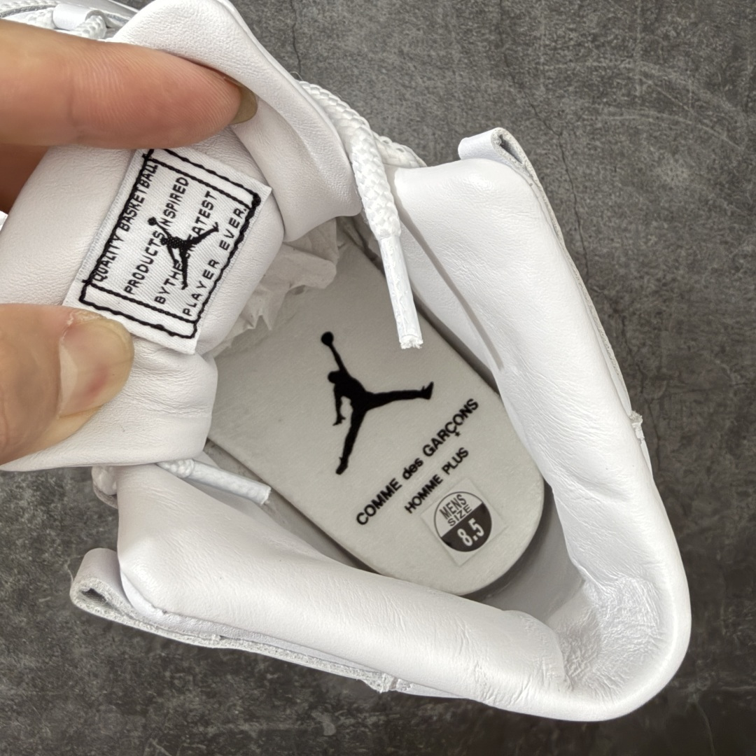 图片[7]-【OG纯原】Comme Ces Garçons × Air Jordan 11 High CDG x AJ11 高帮 联名白色 AJ11 乔11 高邦 联名白色 乔丹篮球鞋系列 原楦原档案数据开模打造 原厂中底拉帮钢印 原厂漆皮 防冻不开裂 头层皮料 原装鞋撑 水晶大底正确色度色泽 原楦原数据刺绣 原厂车缝走线及对位 毫厘不差 飞人logo采用原数据电脑刺绣 原装正品碳纤维真实碳板 增强抗扭 原内标 原盒标 正确官方原盒 原厂防氧化水晶外底 原厂配套厂全掌solo气垫 鞋款整体以纯白优质皮革打造，搭配经典白色漆皮材质覆盖层，展现出不错的整体性设计；后跟依然使用经典的数字\”二三\”并且采用白色进行点缀，鞋跟侧身Jumpman Logo以压印方式呈现，自带一种简约高贵的气质；后跟内侧和鞋垫上印着\”Comme Ces Garcons Homme Plus\”联名标识，彰显联名身份；鞋带孔辅以白色绣标上点缀黑色迷你Jumpxman Logo刺绣，营造出奢华的氛围，最后以白色中底、大面积碳板和乳白色透明水晶外底及Jfumpman Logo完善整体设计收尾。 货号：IV7639-100（2026.09发售） 尺码：40-47.5-选品中心