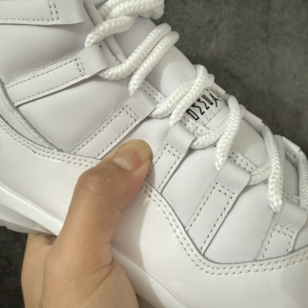 图片[4]-【OG纯原】Comme Ces Garçons × Air Jordan 11 High CDG x AJ11 高帮 联名白色 AJ11 乔11 高邦 联名白色 乔丹篮球鞋系列 原楦原档案数据开模打造 原厂中底拉帮钢印 原厂漆皮 防冻不开裂 头层皮料 原装鞋撑 水晶大底正确色度色泽 原楦原数据刺绣 原厂车缝走线及对位 毫厘不差 飞人logo采用原数据电脑刺绣 原装正品碳纤维真实碳板 增强抗扭 原内标 原盒标 正确官方原盒 原厂防氧化水晶外底 原厂配套厂全掌solo气垫 鞋款整体以纯白优质皮革打造，搭配经典白色漆皮材质覆盖层，展现出不错的整体性设计；后跟依然使用经典的数字\”二三\”并且采用白色进行点缀，鞋跟侧身Jumpman Logo以压印方式呈现，自带一种简约高贵的气质；后跟内侧和鞋垫上印着\”Comme Ces Garcons Homme Plus\”联名标识，彰显联名身份；鞋带孔辅以白色绣标上点缀黑色迷你Jumpxman Logo刺绣，营造出奢华的氛围，最后以白色中底、大面积碳板和乳白色透明水晶外底及Jfumpman Logo完善整体设计收尾。 货号：IV7639-100（2026.09发售） 尺码：40-47.5-选品中心